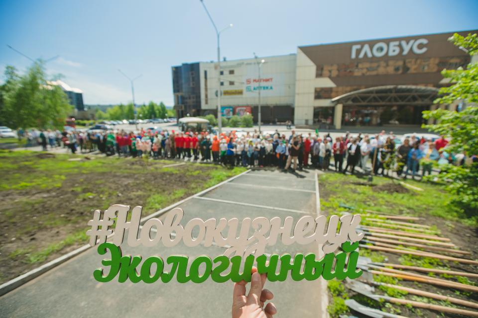 Старт «Зеленой дружины СГК» в Новокузнецке: большая липовая аллея украсила улицу Тольятти