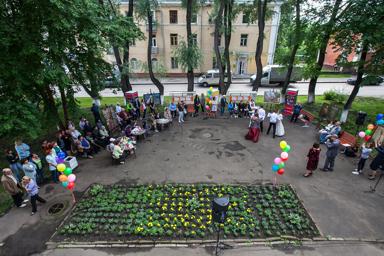 СГК помогла благоустроить читальный зал под открытым небом в Кемерове