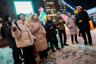 Для теплых встреч: СГК вместе с горожанами открыла новогоднюю площадку в Новосибирске