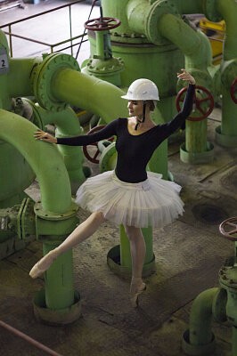 Трубы – декорации, а градирни – как кулисы: на ТЭЦ-5 пришли балерины Новосибирского театра оперы и балета!
