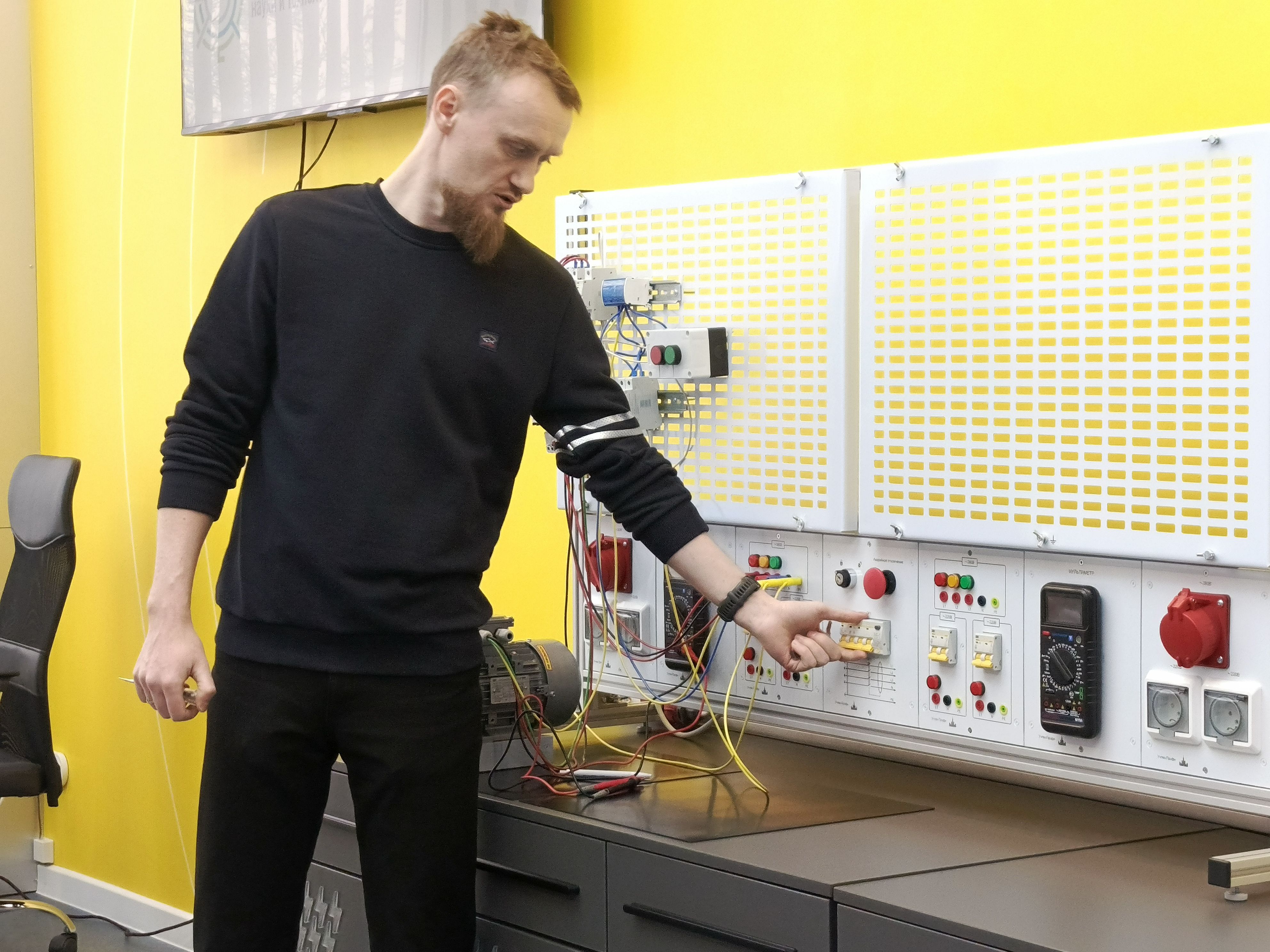 Путь в профессию энергетики: в Красноярском аэрокосмическом колледже открылось новое образовательное пространство