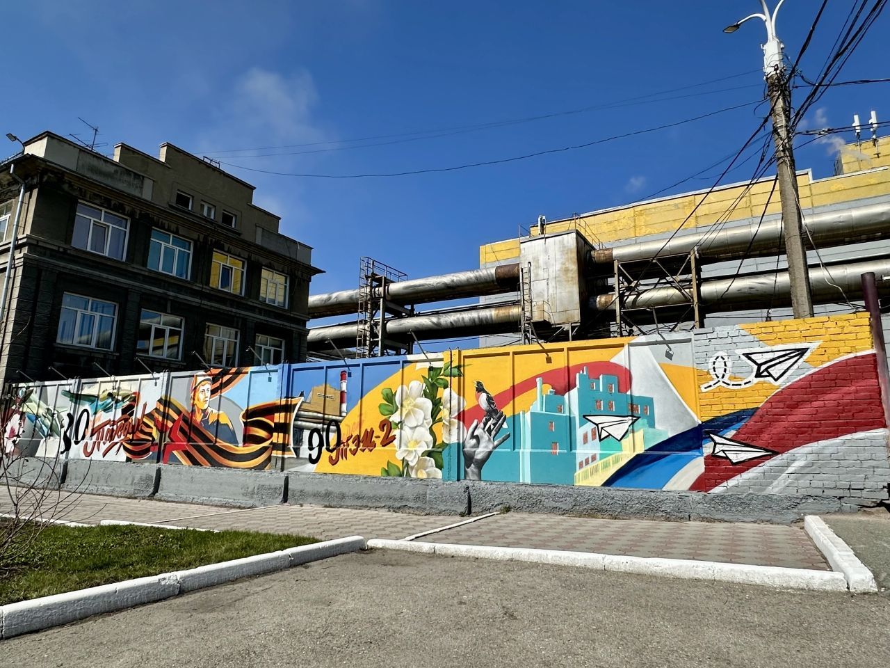 Новый арт-объект ко Дню Победы украсил стену Новосибирской ТЭЦ-2