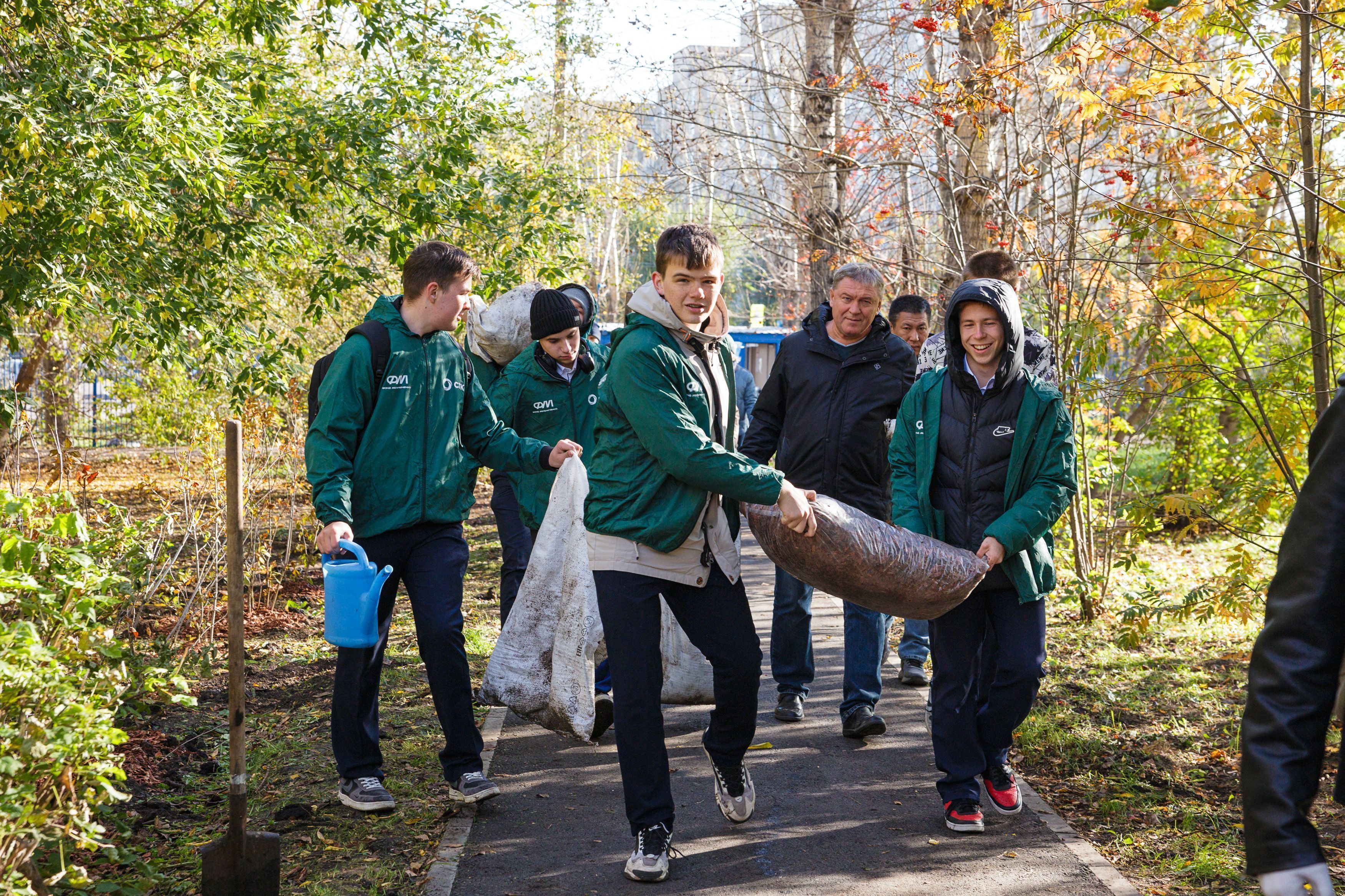 Экомарафон СГК: красноярские выпускники посадили аллею сирени у родной школы