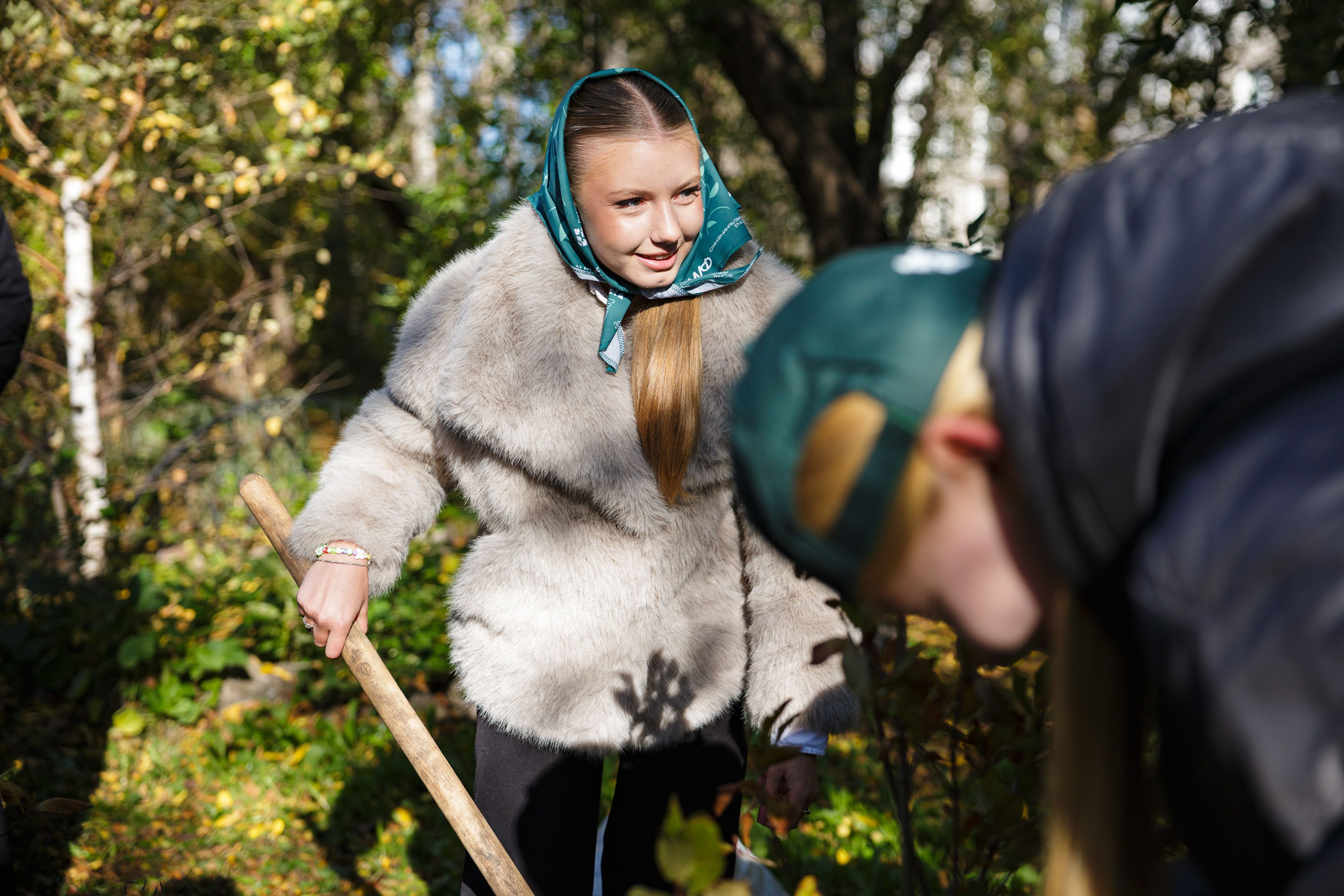 Экомарафон СГК: красноярские выпускники посадили аллею сирени у родной школы