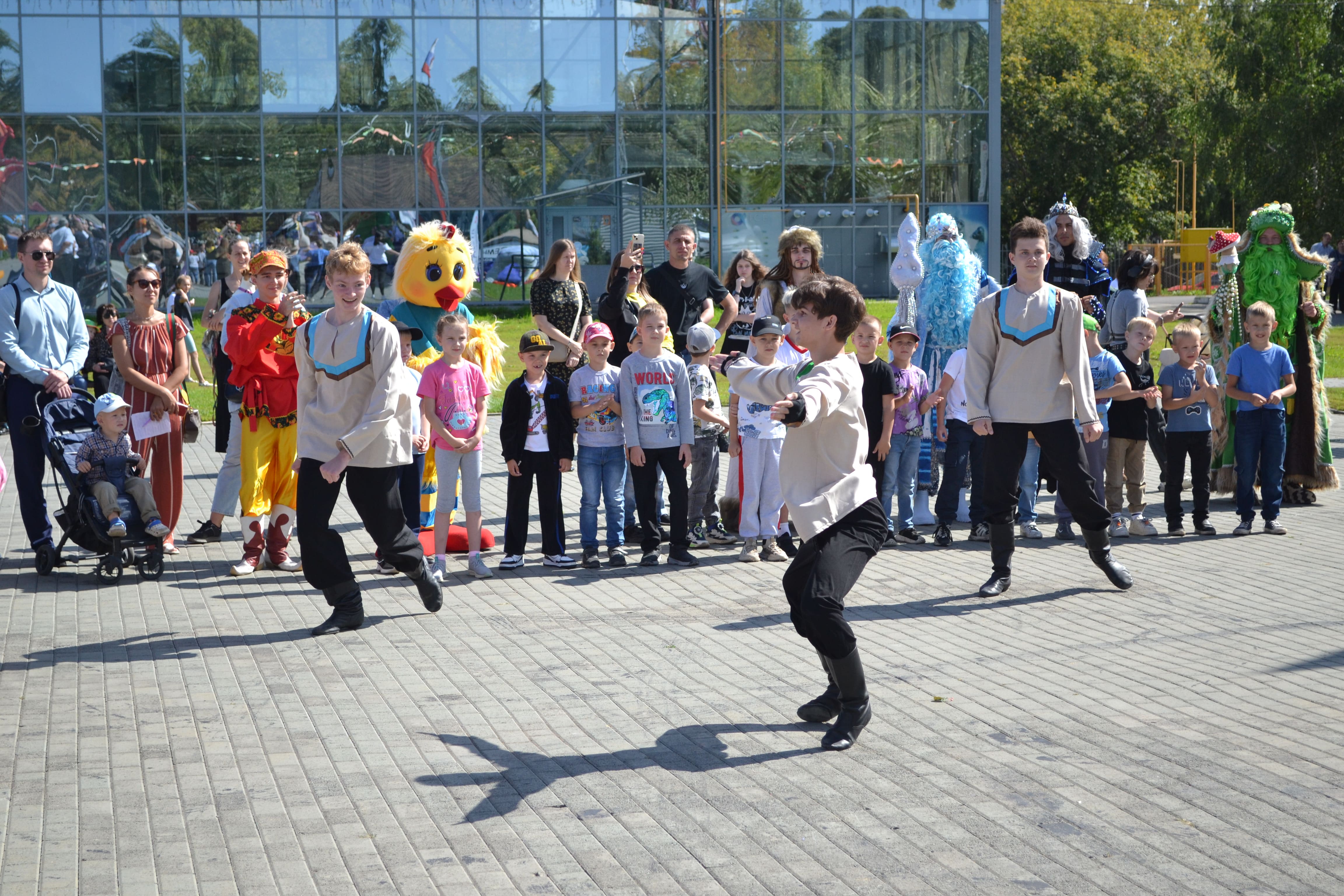 Будущие первоклассники побывали в сказке вместе с СГК и получили рюкзаки со школьными принадлежностями