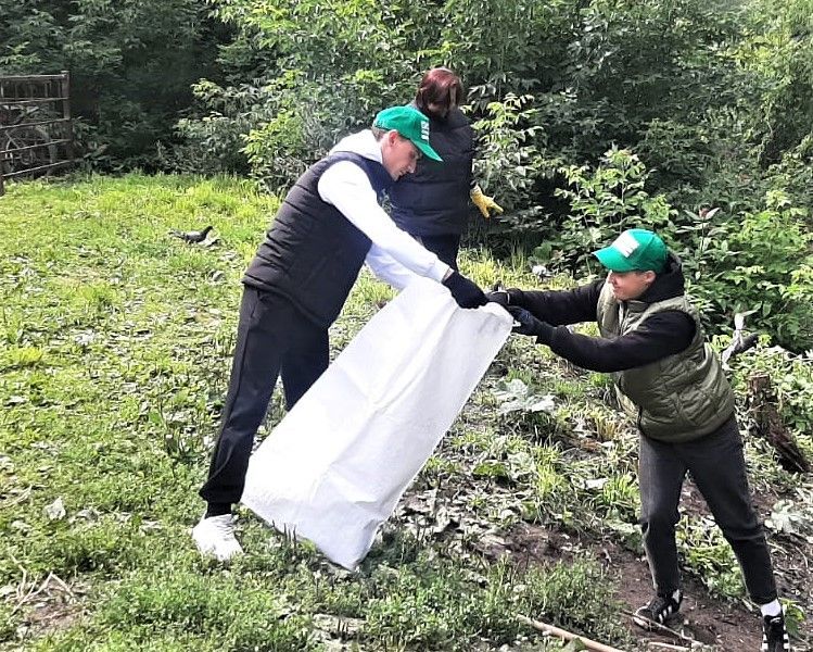 Евсеевка стала чище: энергетики очистили берега малой кемеровской реки 