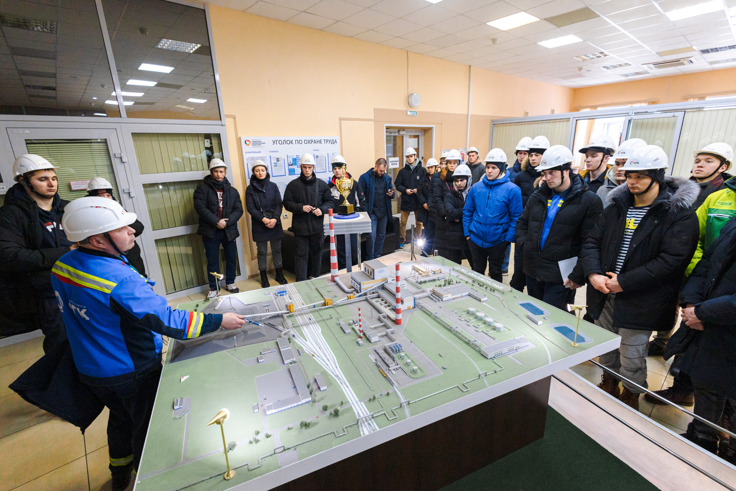 Молодые специалисты и студенты-энергетики побывали на строительстве энергоблока №2 Красноярской ТЭЦ-3