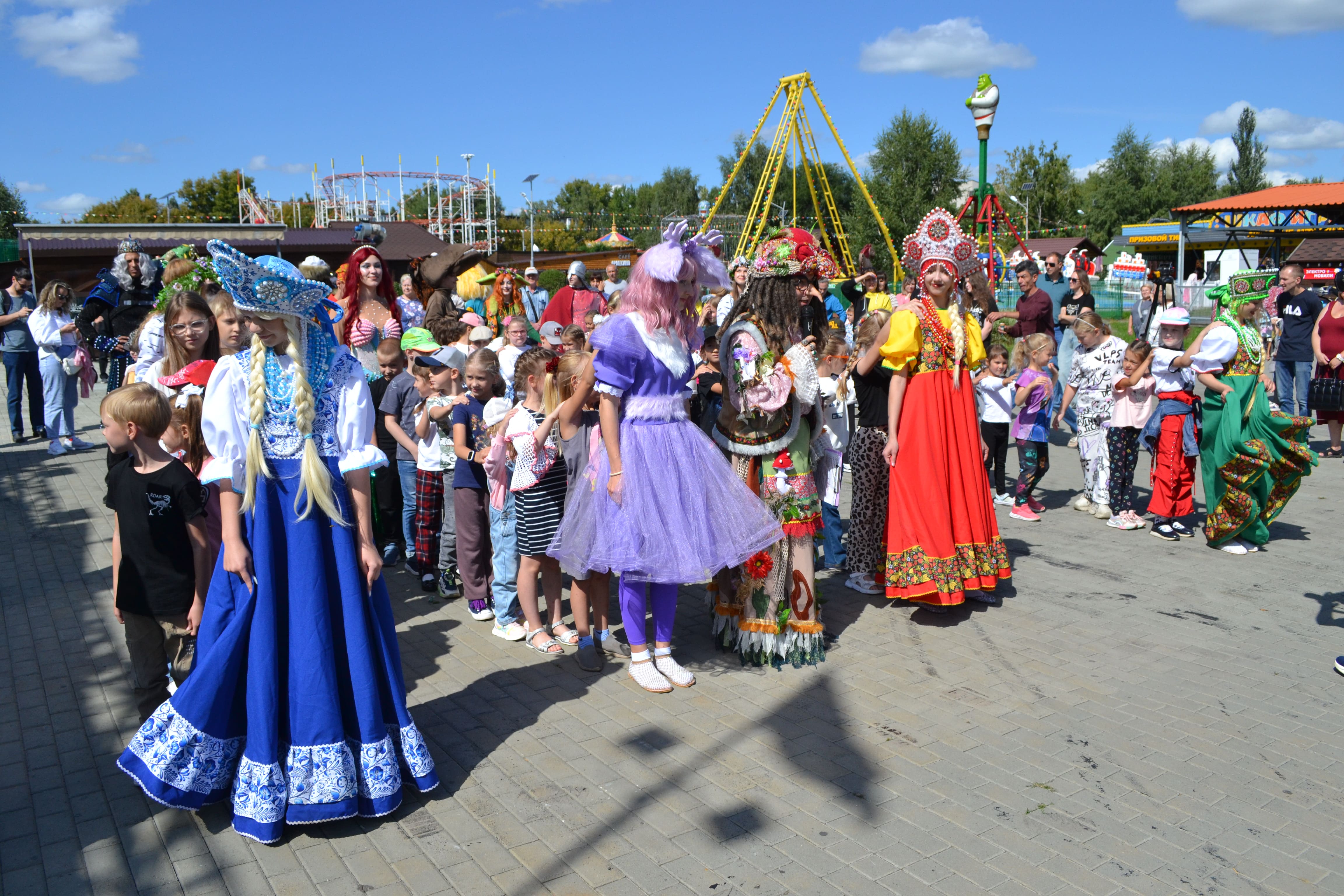 Будущие первоклассники побывали в сказке вместе с СГК и получили рюкзаки со школьными принадлежностями