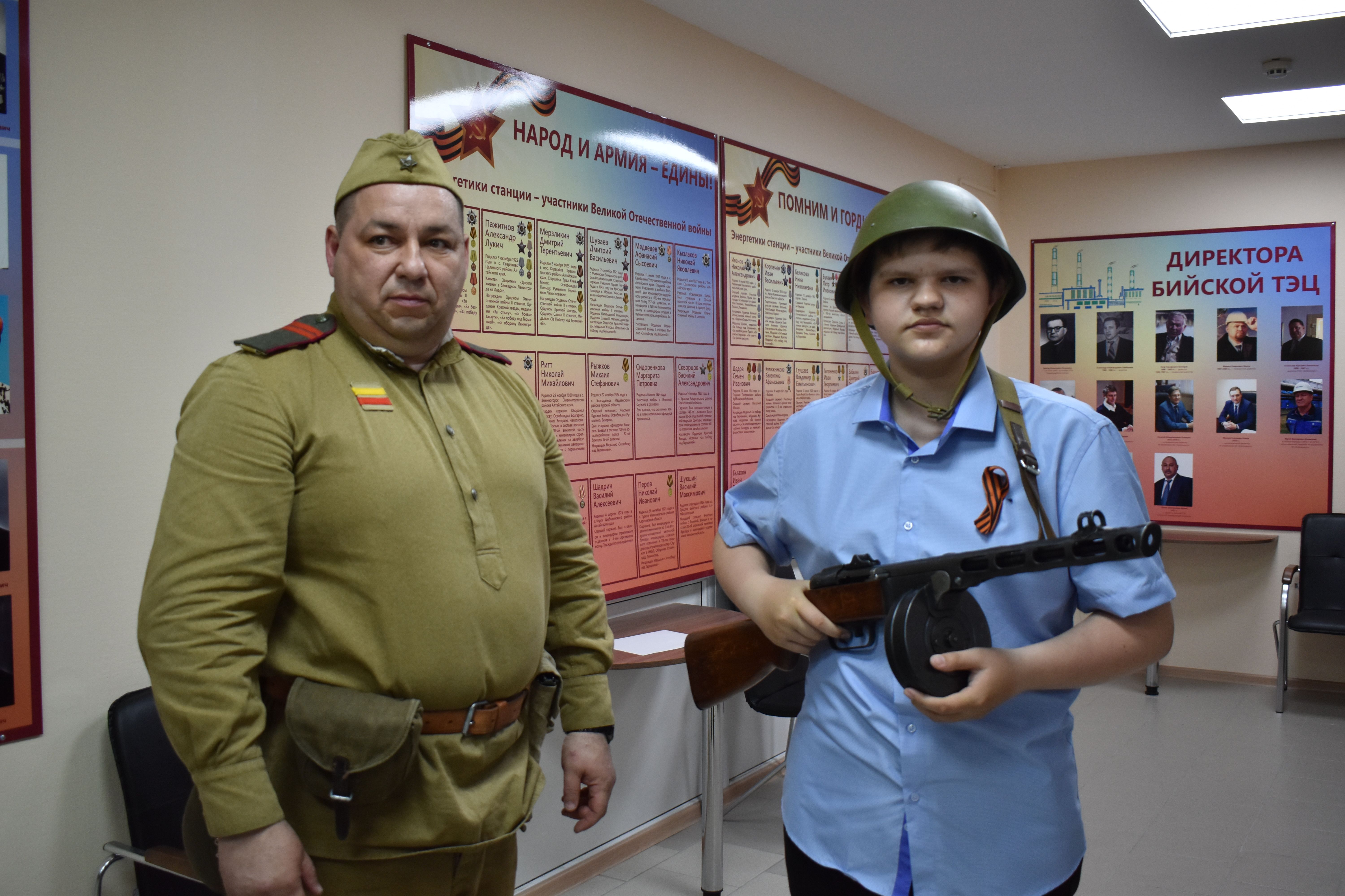 К 80-летию Победы в музее Бийской ТЭЦ провели праздничную экскурсию для сотрудников СГК и их детей 