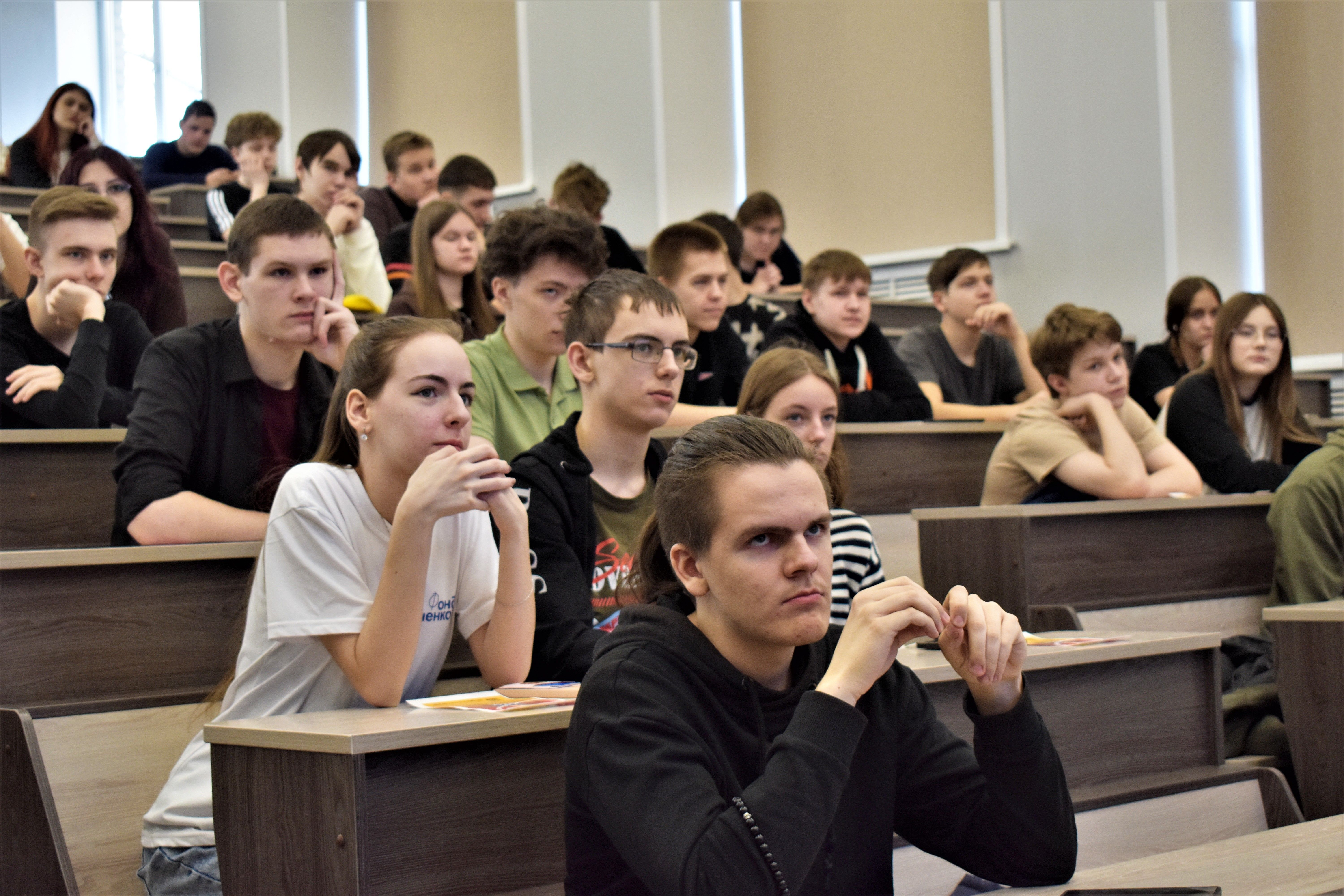 Дымовые трубы, лебеди и перспективы работы в СГК. Энергетики рассказали воспитанникам Центра талантов «Бийск» самое интересное о Бийской ТЭЦ.