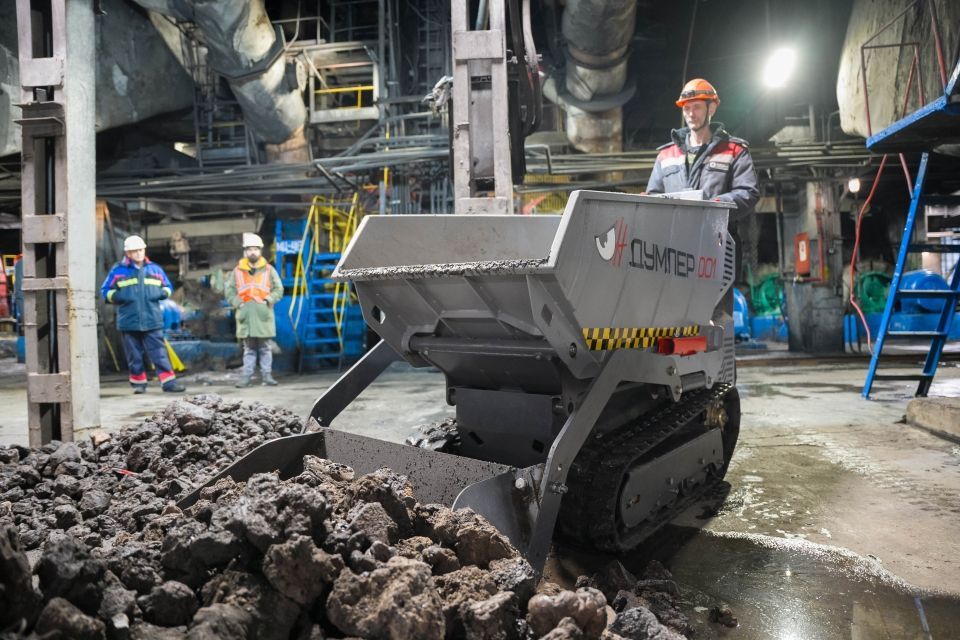 Думпер в деле: на Новосибирской ТЭЦ-2 провели тест-драйв мини-самосвала