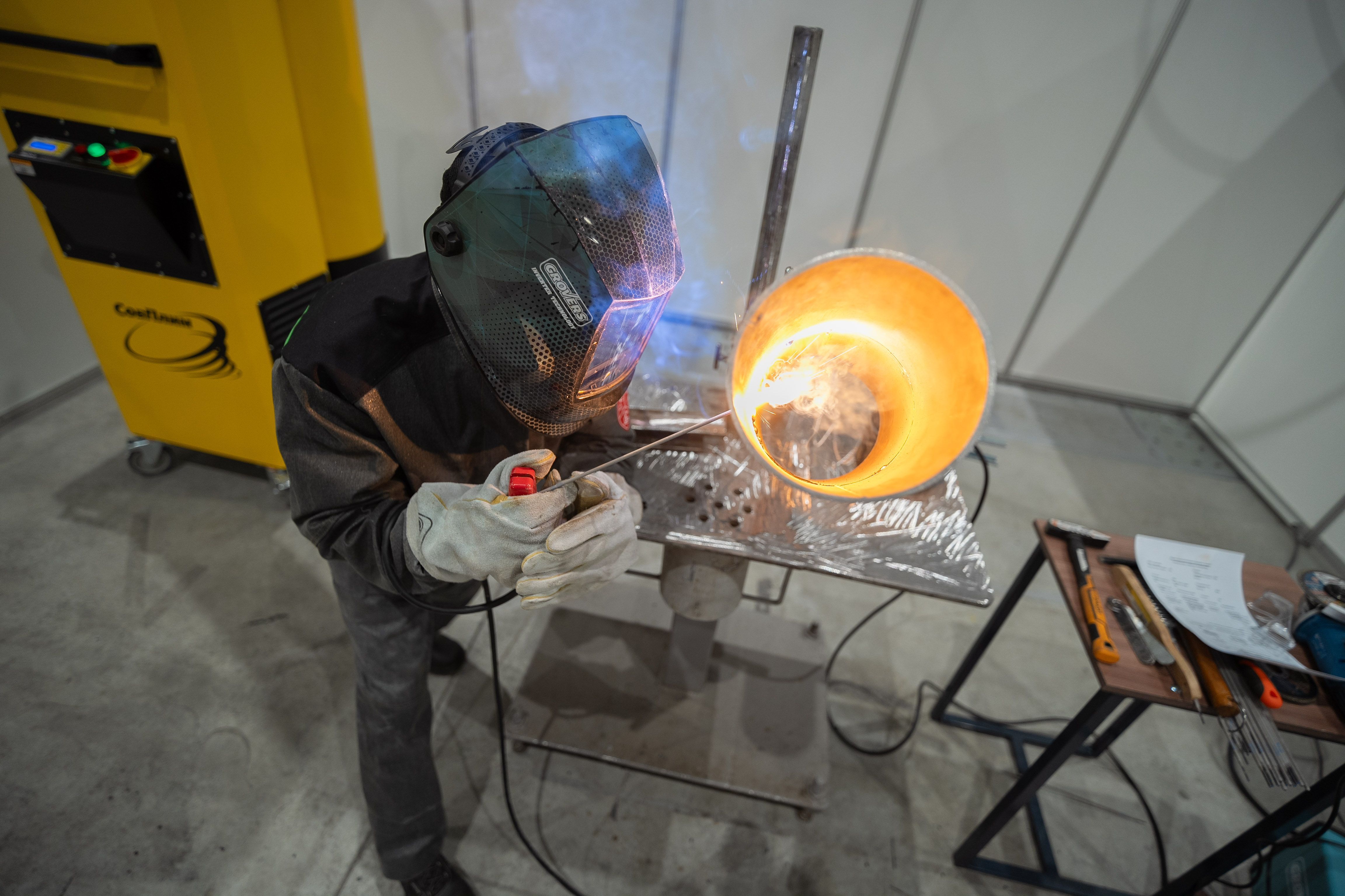 Здесь варят металл: в Новосибирске выбрали лучших сварщиков Сибири