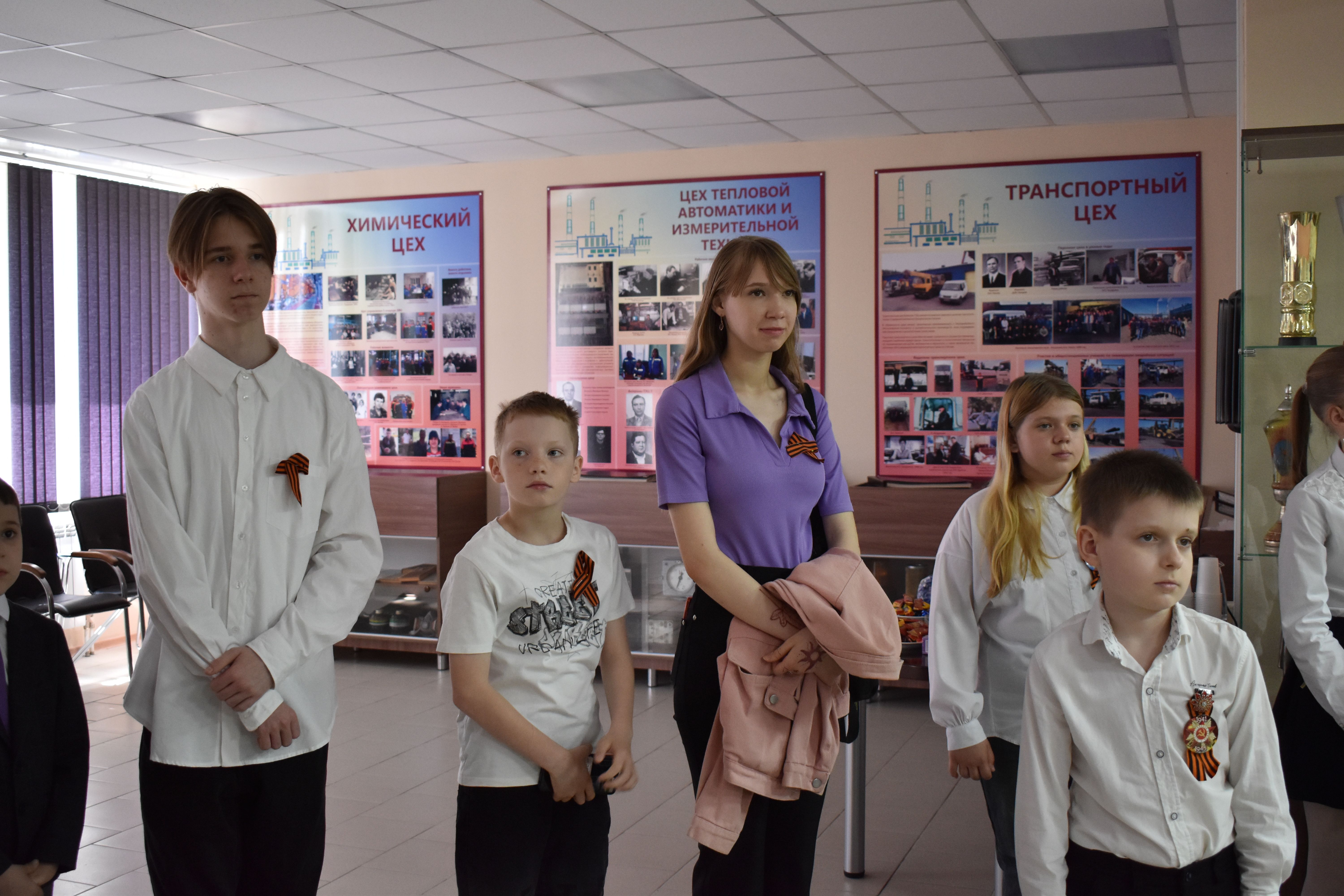 К 80-летию Победы в музее Бийской ТЭЦ провели праздничную экскурсию для сотрудников СГК и их детей 
