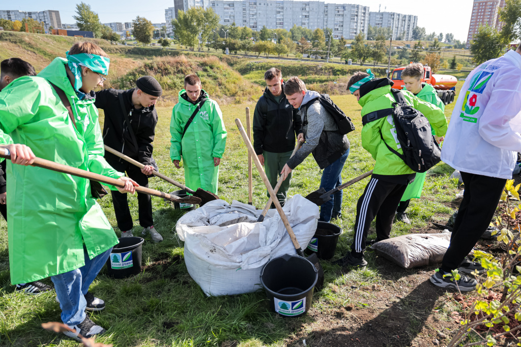Плюс шесть тысяч деревьев в экологию: Зелёная дружина СГК завершила осенний Экомарафон в Красноярске