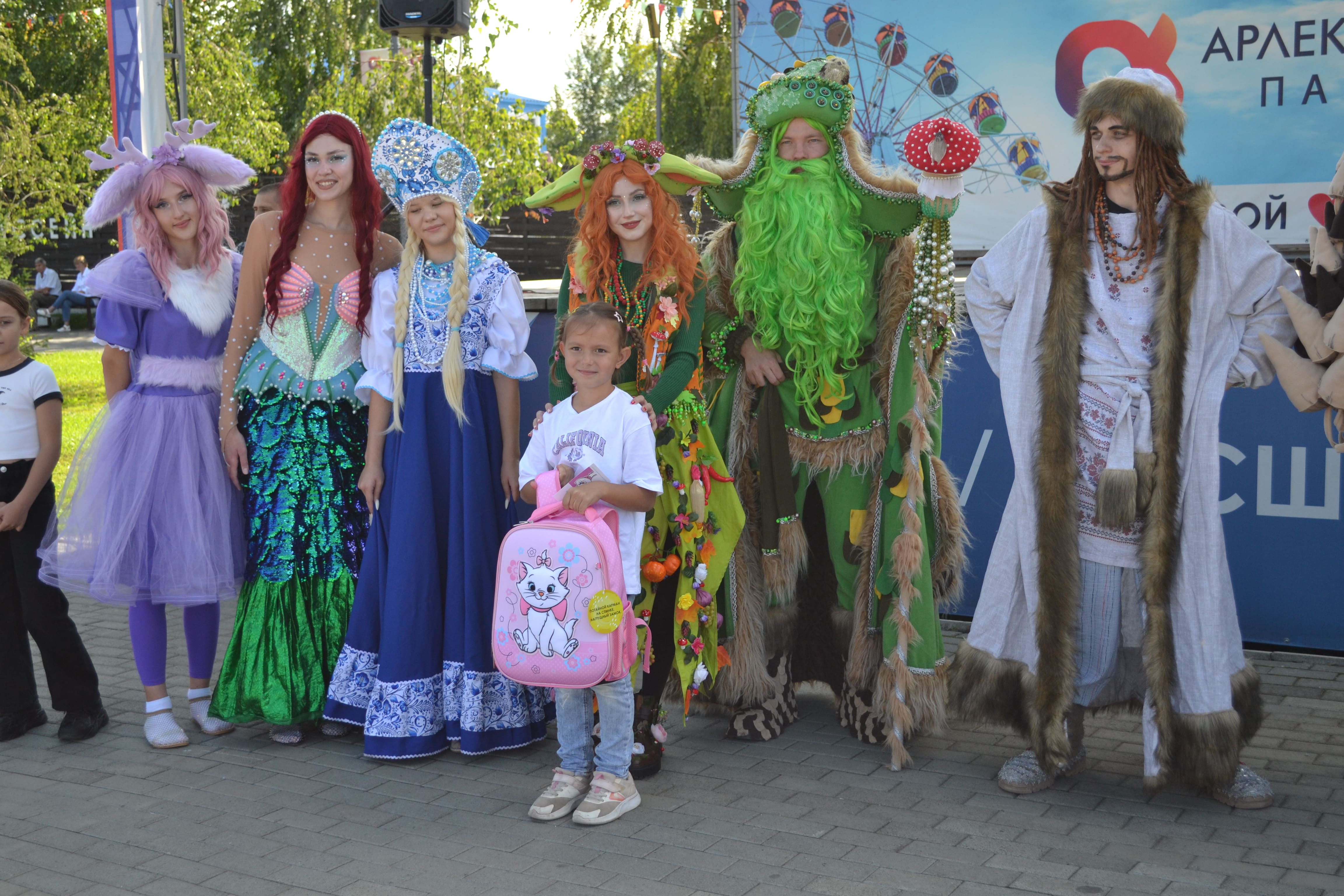 Будущие первоклассники побывали в сказке вместе с СГК и получили рюкзаки со школьными принадлежностями