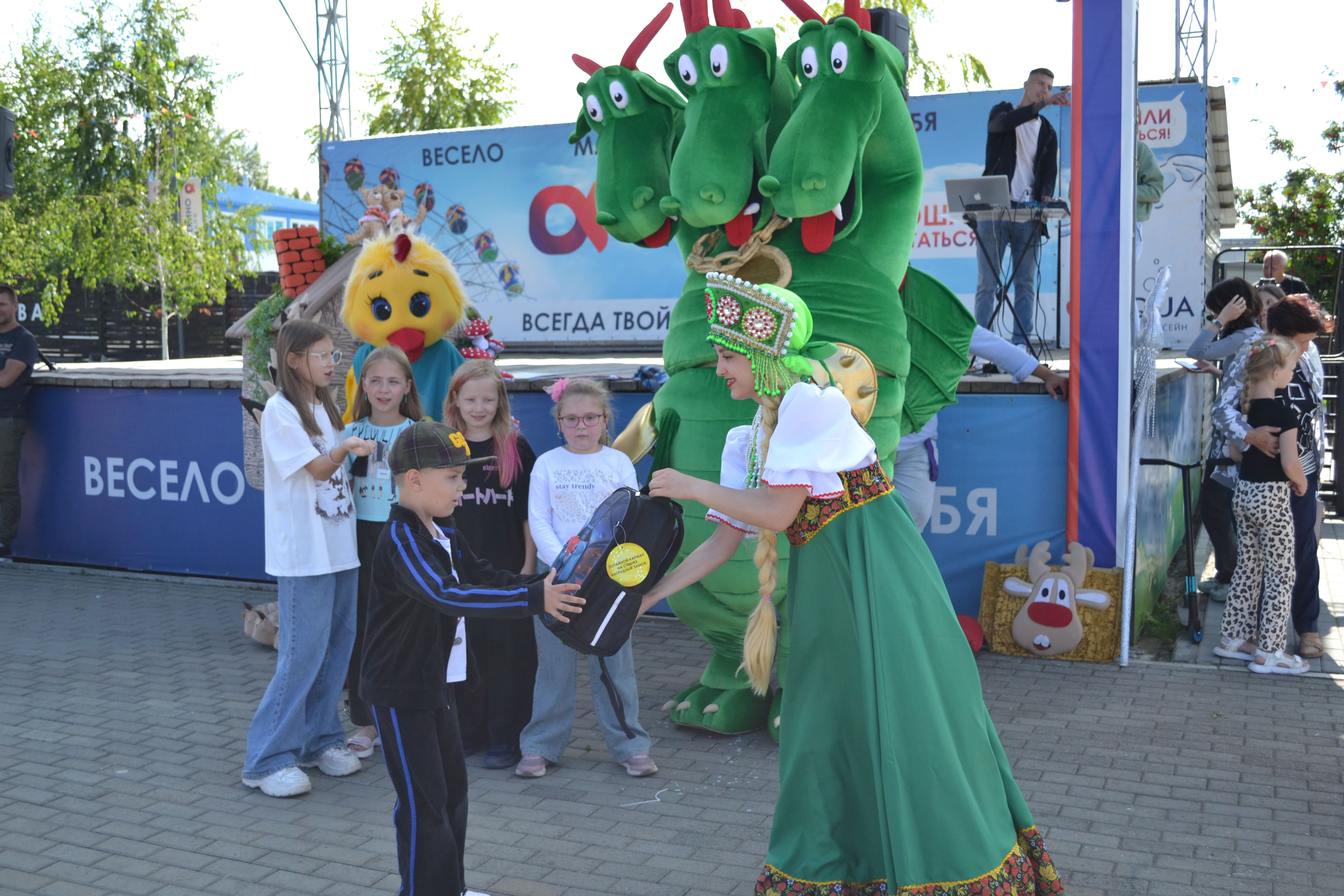 Будущие первоклассники побывали в сказке вместе с СГК и получили рюкзаки со школьными принадлежностями