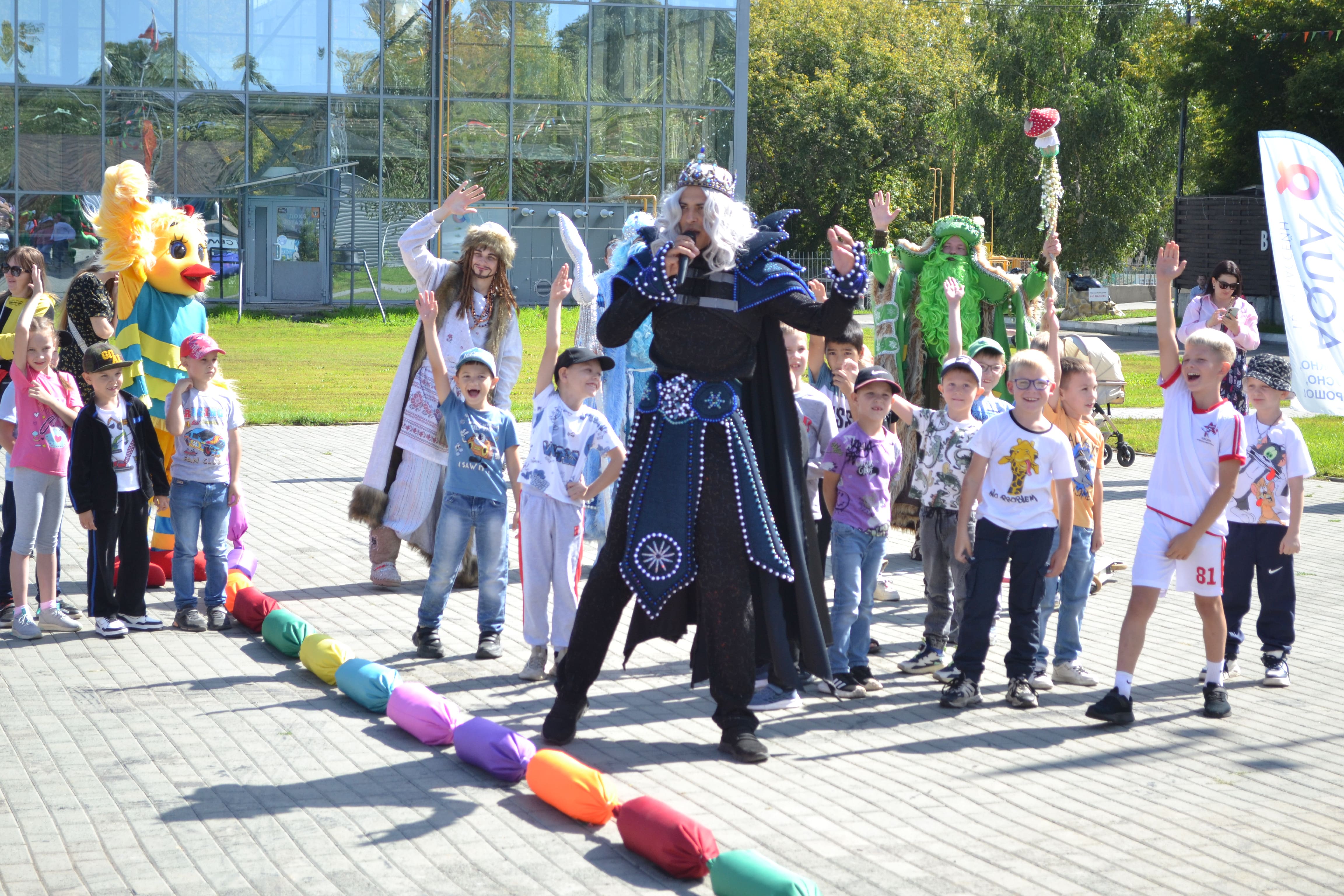 Будущие первоклассники побывали в сказке вместе с СГК и получили рюкзаки со школьными принадлежностями