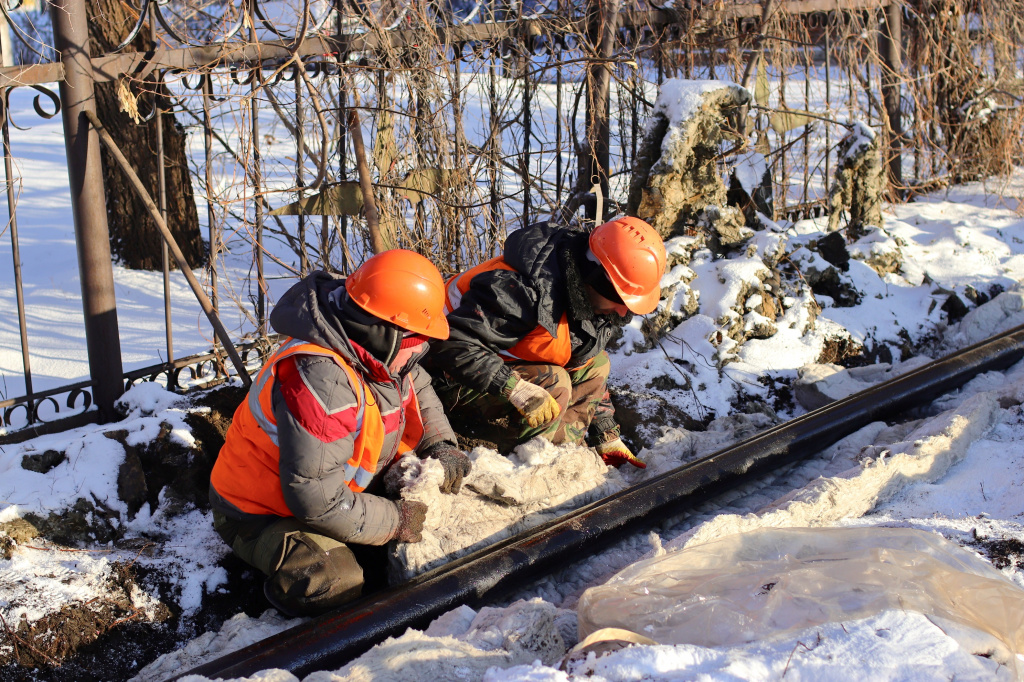 Общественники Бийска проверили, как СГК наносит изоляцию на теплотрассы 