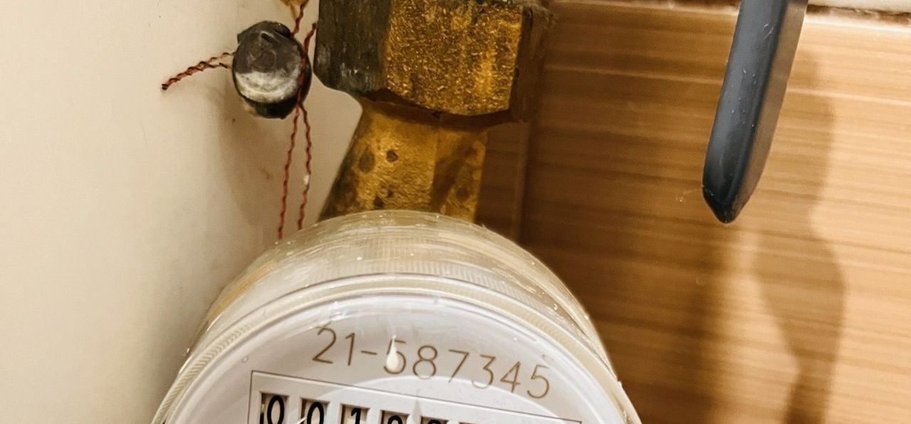 Нас спрашивают: Что делать, если сорвали пломбу на счетчике и чем это грозит? 