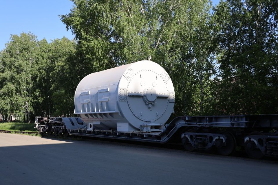 На Новосибирскую ТЭЦ-3 прибыл новый генератор с завода ЭЛСИБ