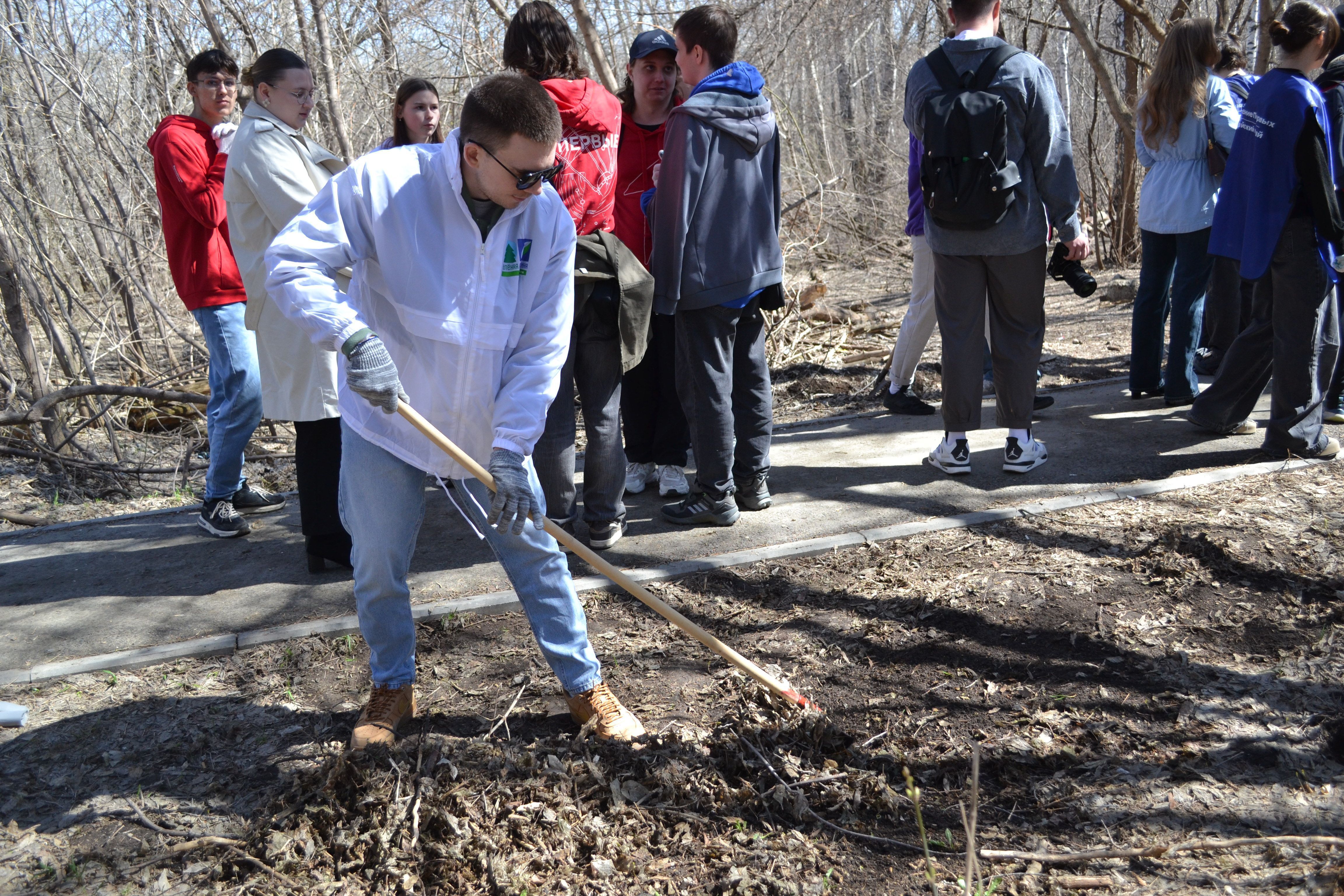 Представители Совета молодёжи алтайских предприятий СГК поучаствовали в экологической акции в парке «Юбилейный»