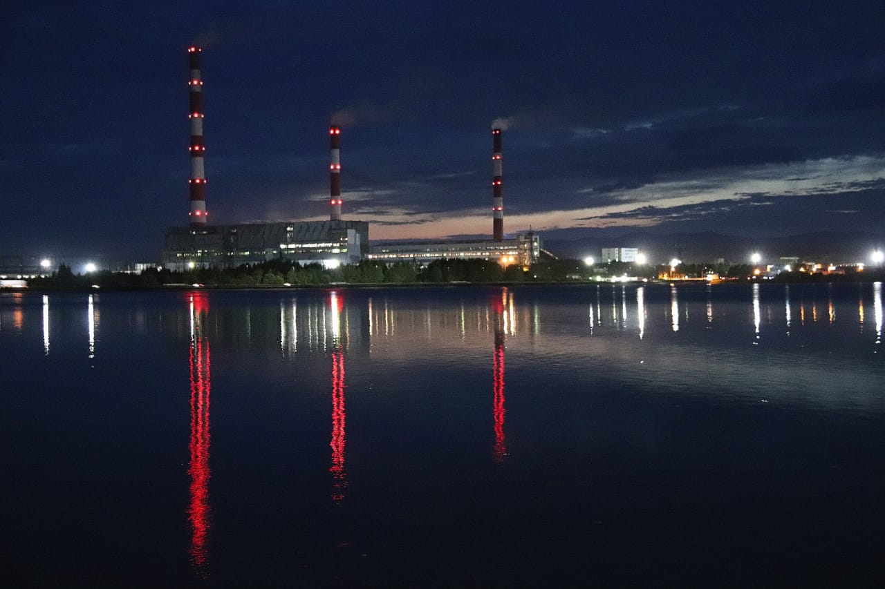 Зажгли по полной: на Приморской ГРЭС восстановлена система освещения всех трех дымовых труб