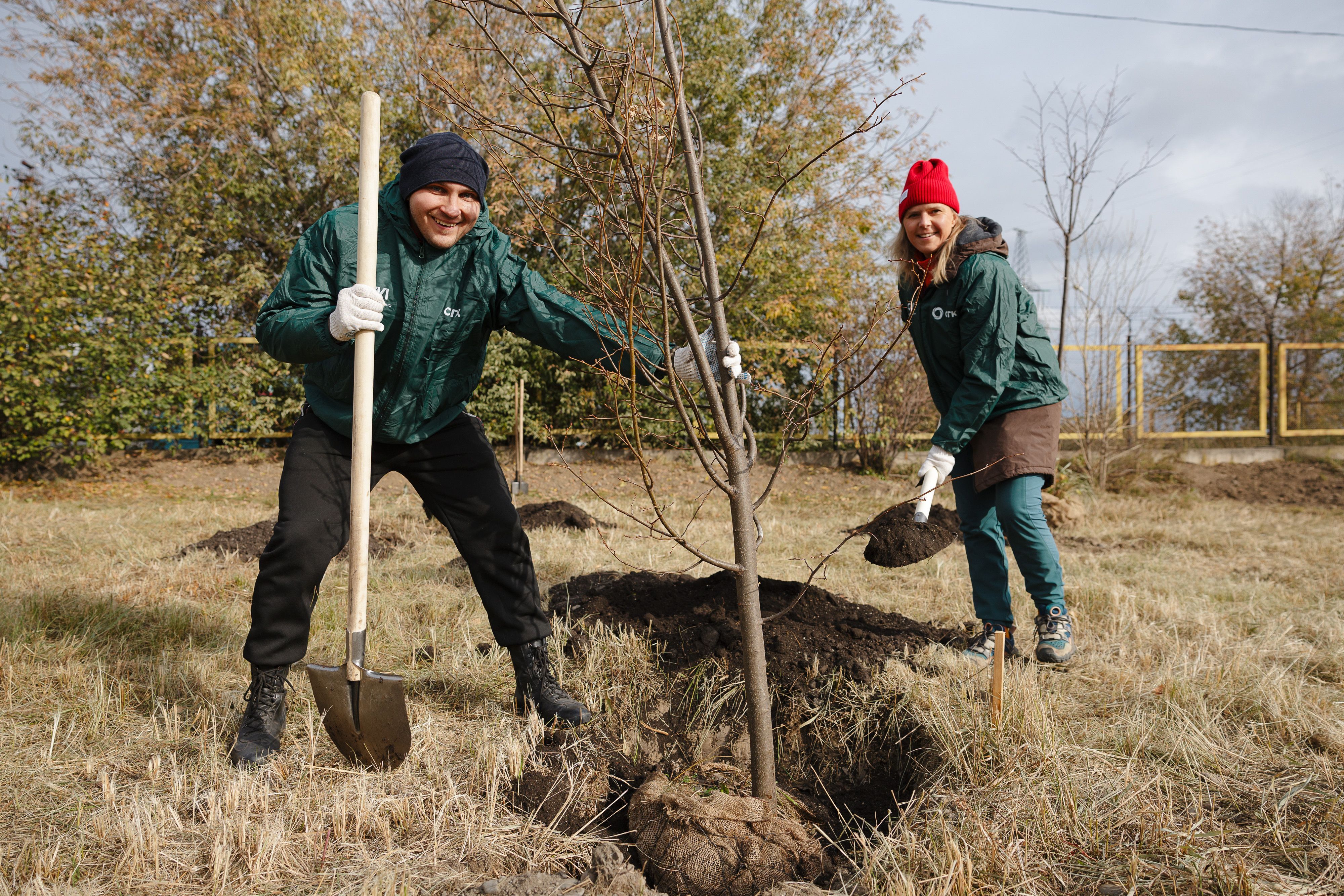 Финал осеннего Экомарафона СГК и Фонда Мельниченко: энергетики высадили аллею в честь пуска нового энергоблока на Красноярской ТЭЦ-3