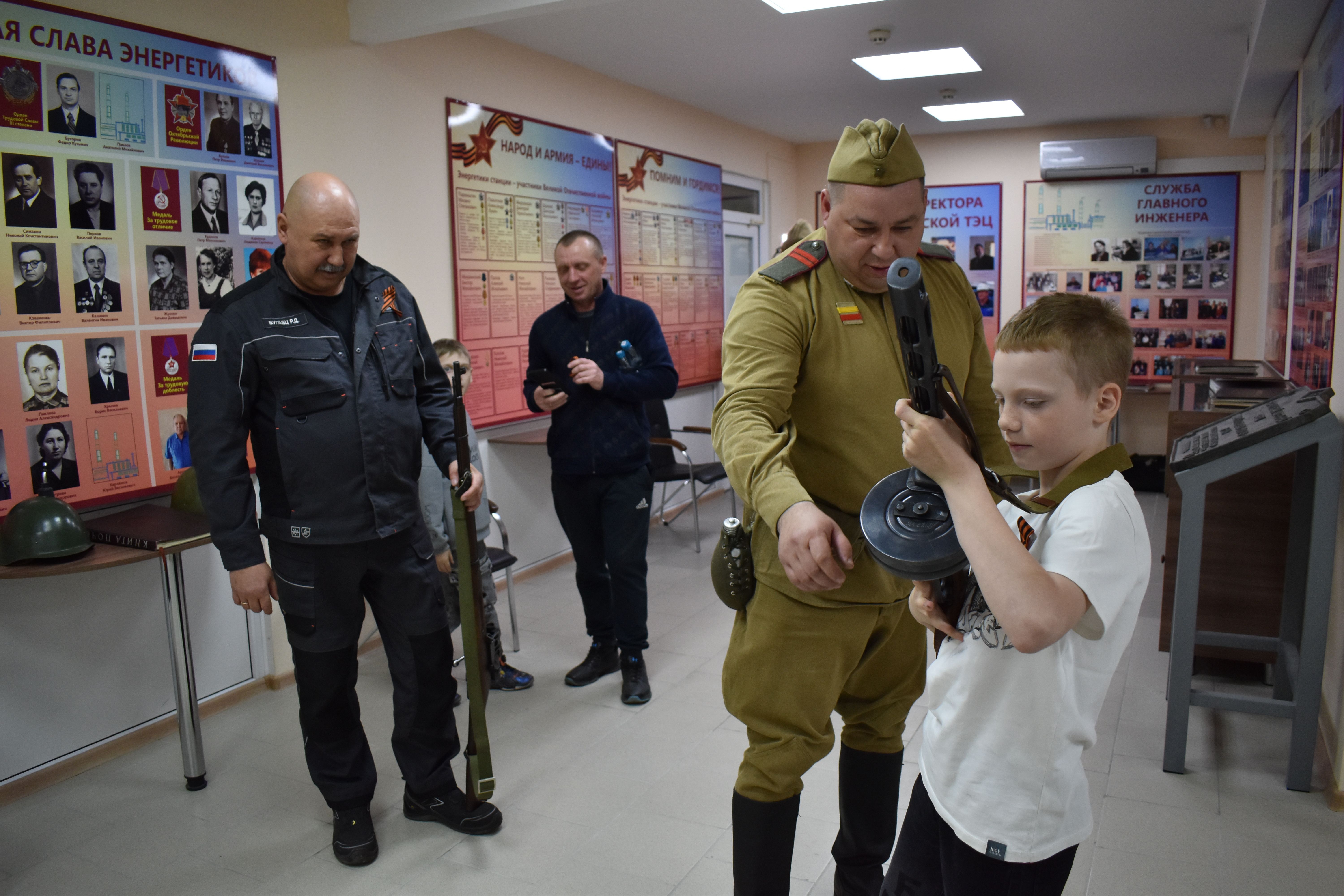 К 80-летию Победы в музее Бийской ТЭЦ провели праздничную экскурсию для сотрудников СГК и их детей 