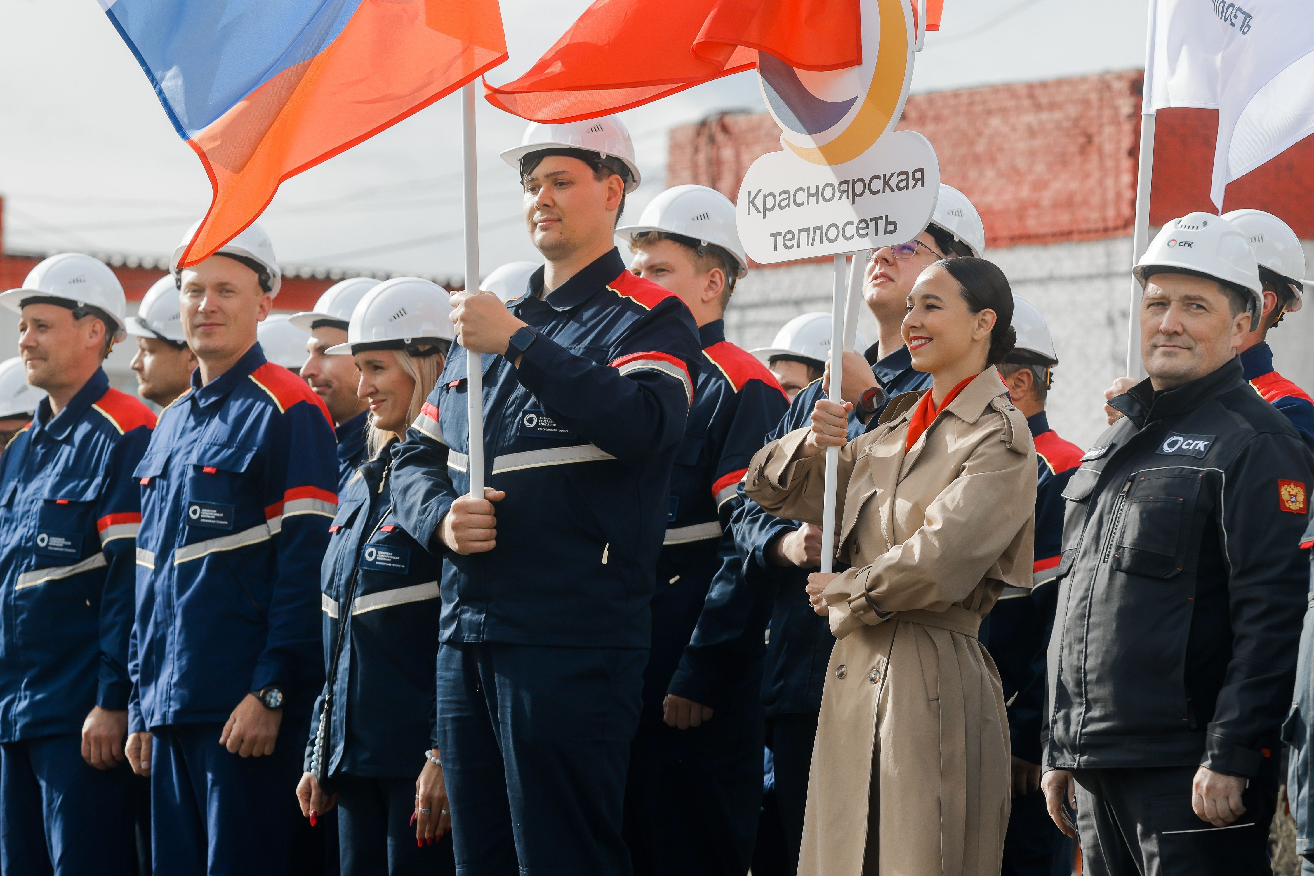 Кадры, почти из «Трансформеров»: СГК показала технику, которая готовит Красноярск к зиме.