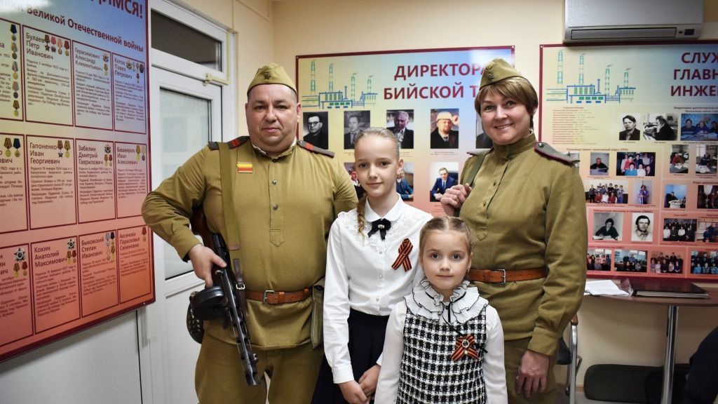 К 80-летию Победы в музее Бийской ТЭЦ провели праздничную экскурсию для сотрудников СГК и их детей 