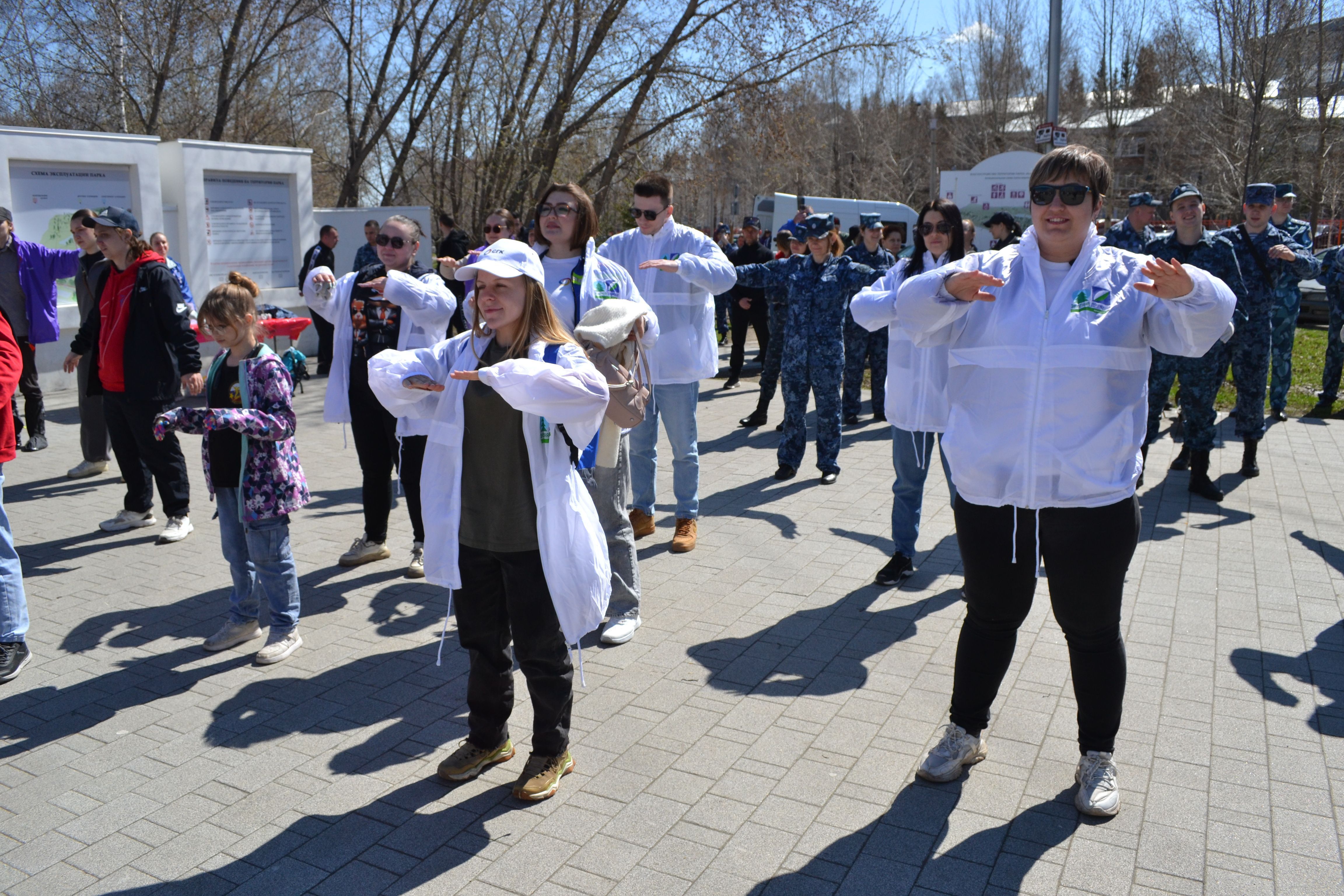 Представители Совета молодёжи алтайских предприятий СГК поучаствовали в экологической акции в парке «Юбилейный»