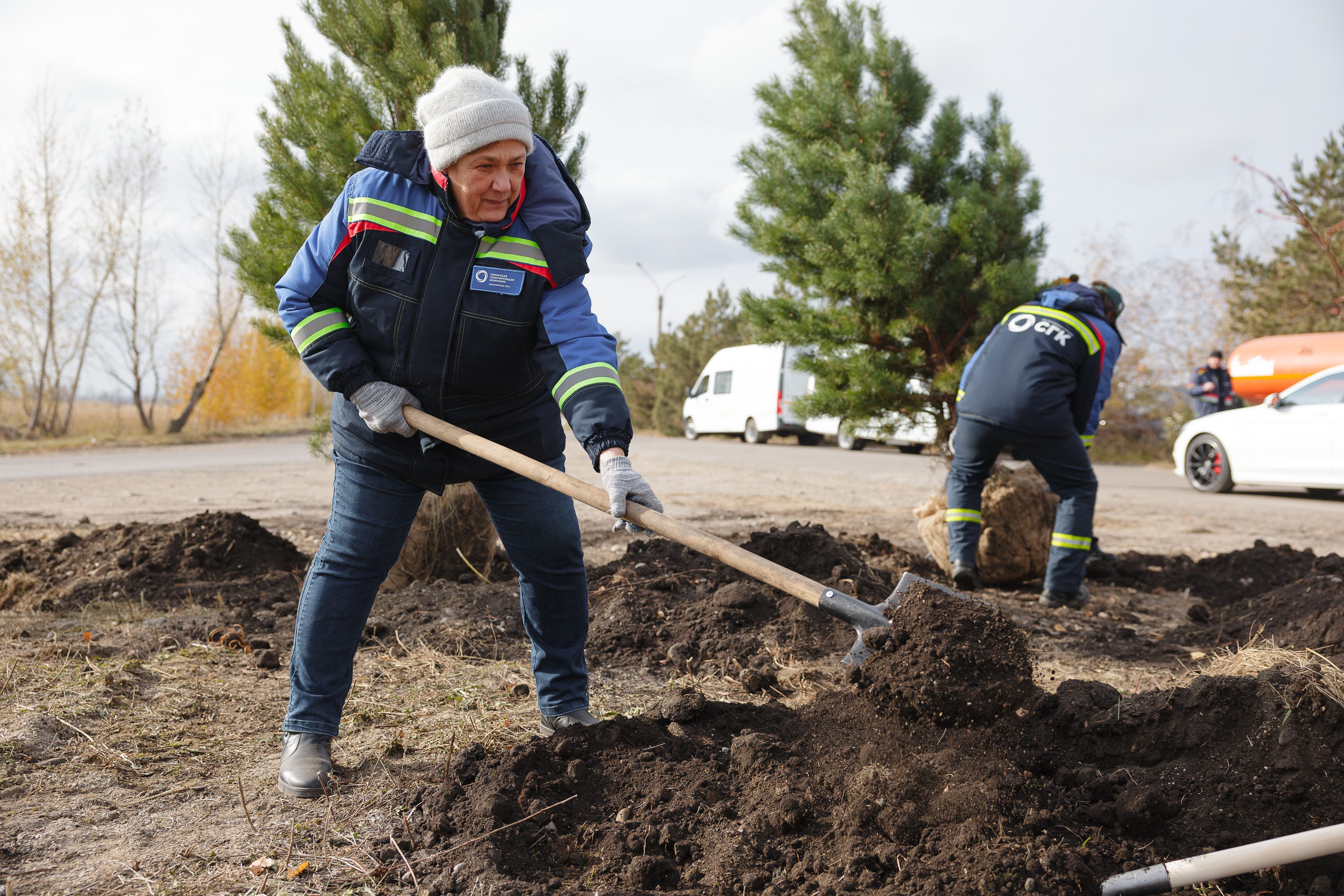 Финал осеннего Экомарафона СГК и Фонда Мельниченко: энергетики высадили аллею в честь пуска нового энергоблока на Красноярской ТЭЦ-3