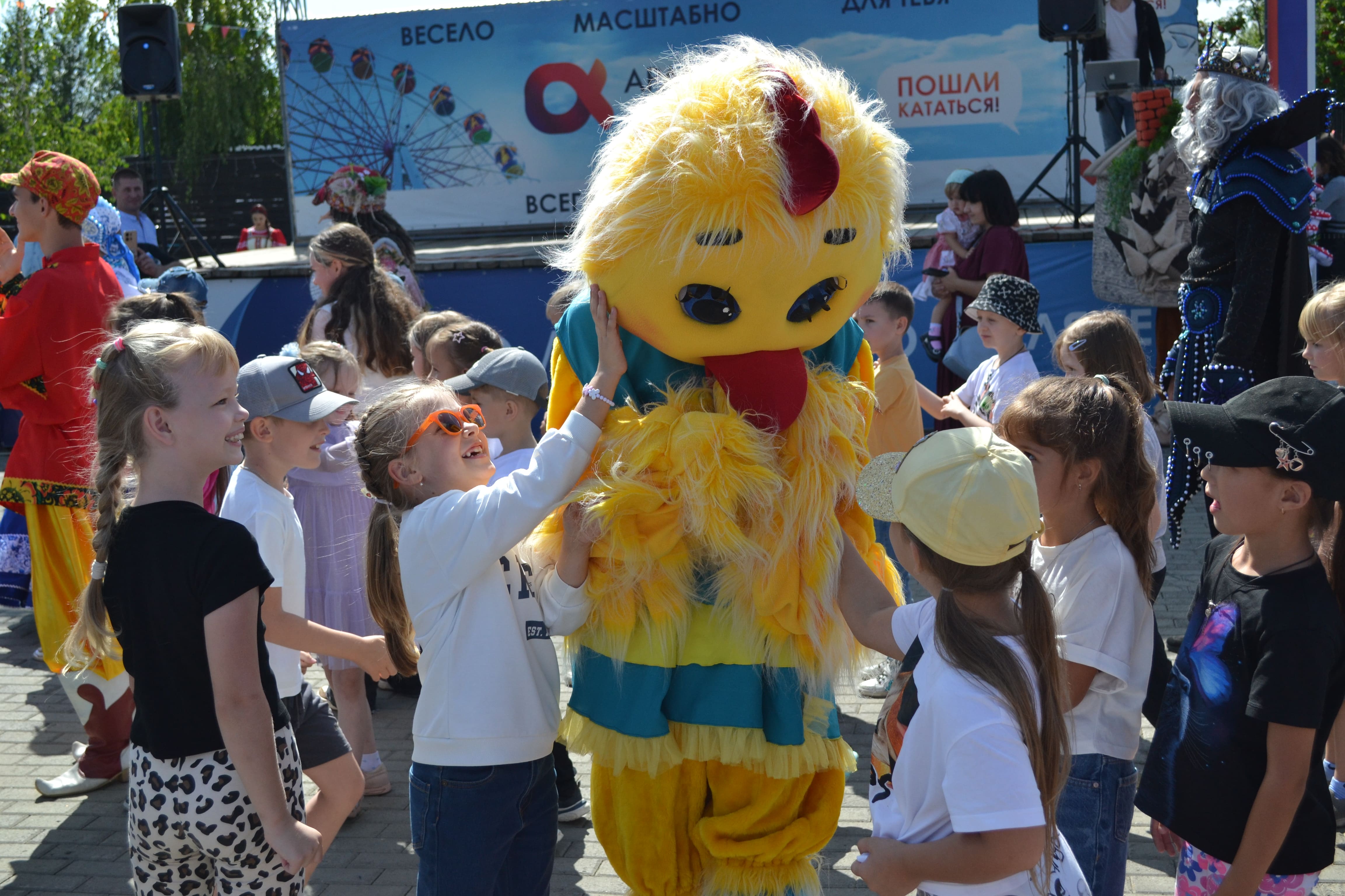 Будущие первоклассники побывали в сказке вместе с СГК и получили рюкзаки со школьными принадлежностями