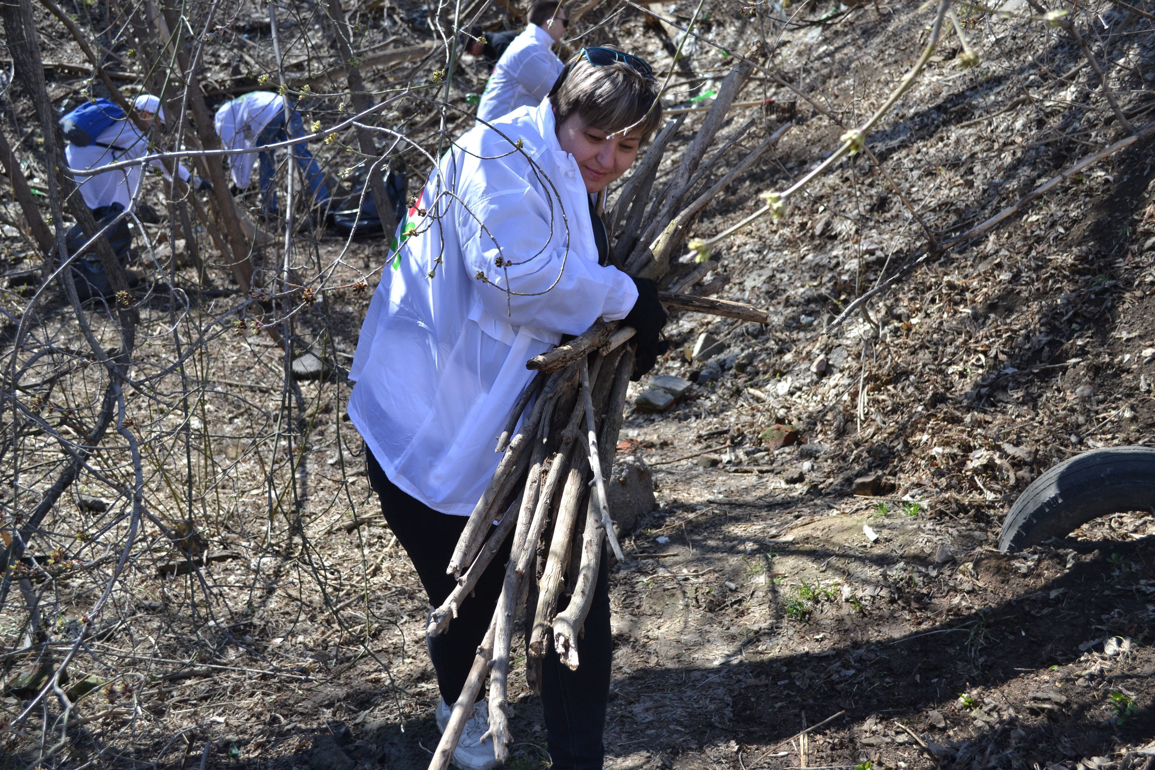Представители Совета молодёжи алтайских предприятий СГК поучаствовали в экологической акции в парке «Юбилейный»