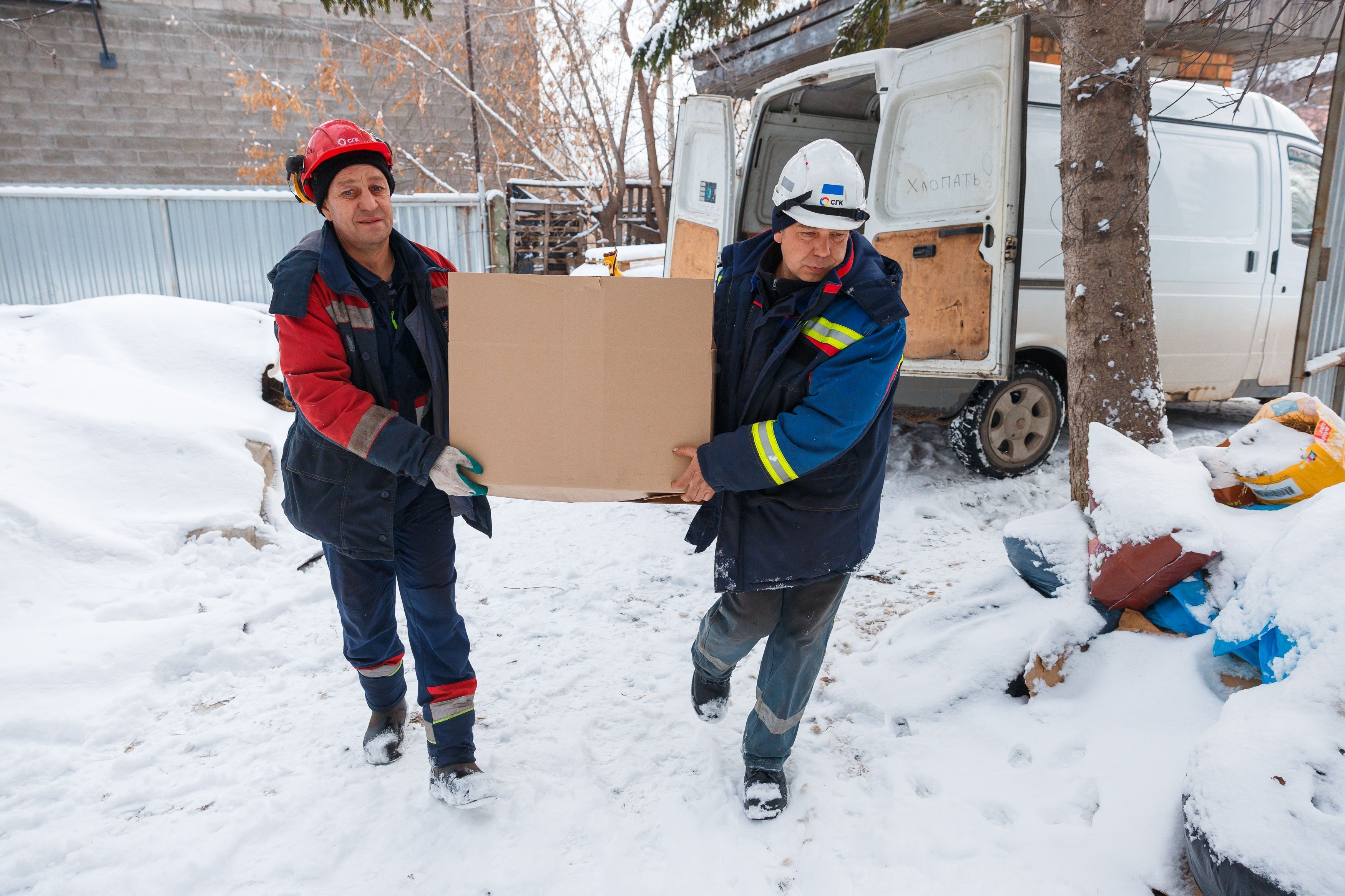 В приюты для бездомных животных Красноярска, Назарова, Канска энергетики СГК передали почти полтонны кормов