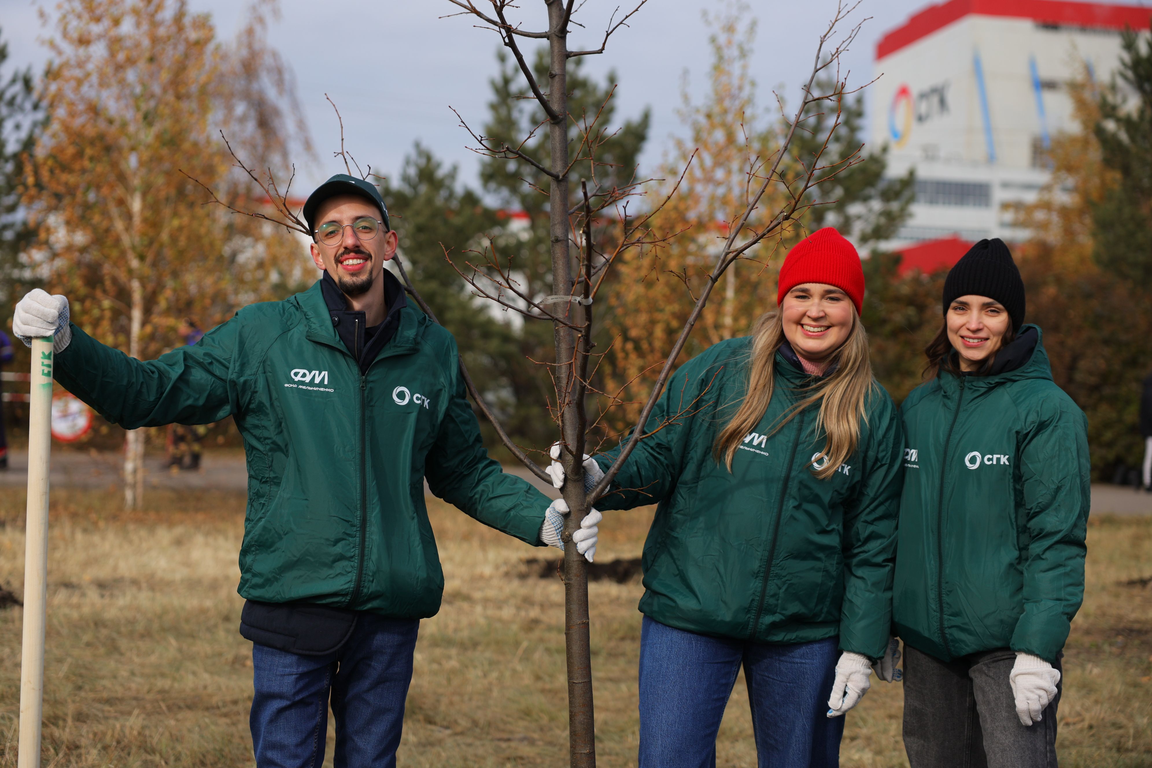 Финал осеннего Экомарафона СГК и Фонда Мельниченко: энергетики высадили аллею в честь пуска нового энергоблока на Красноярской ТЭЦ-3