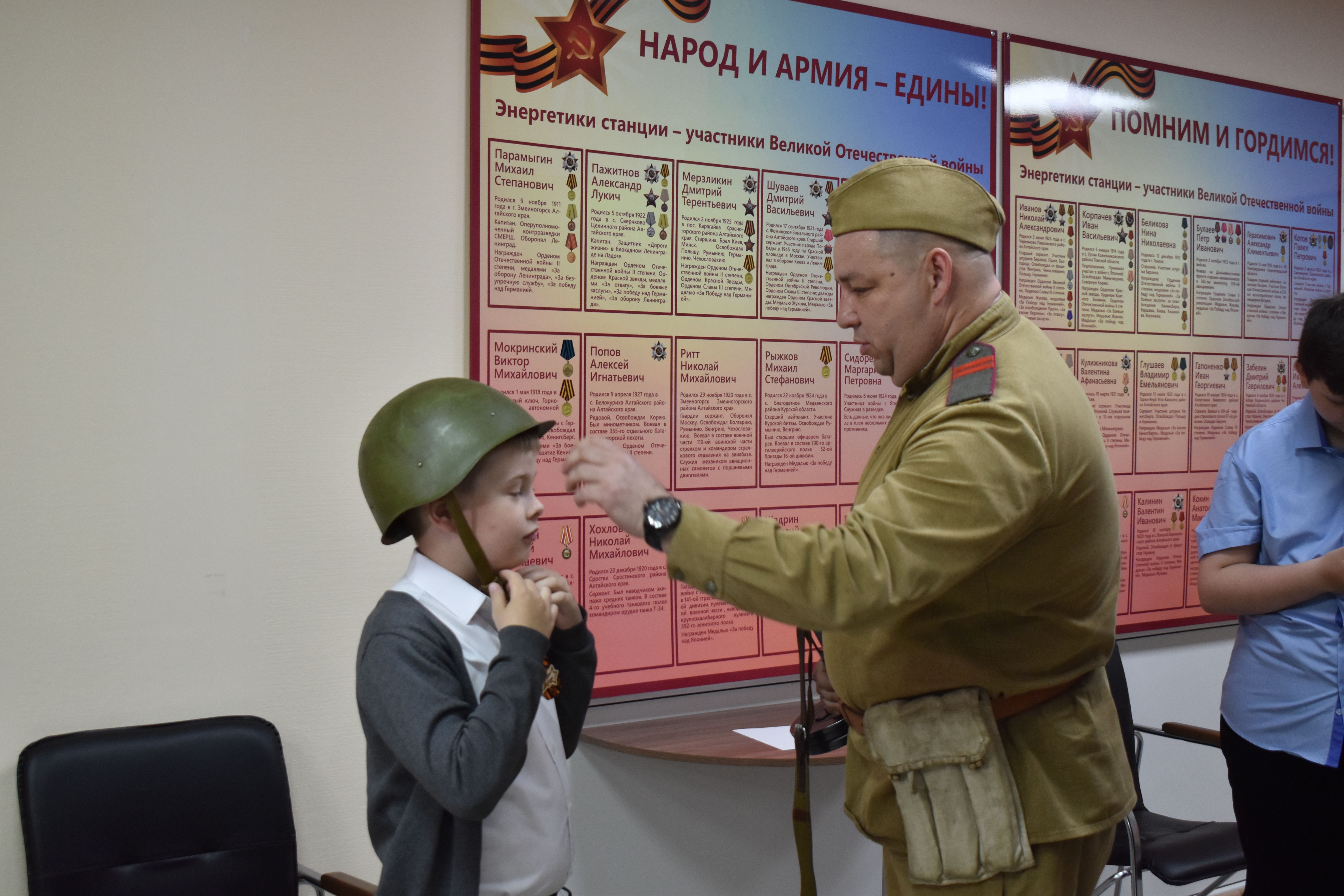 К 80-летию Победы в музее Бийской ТЭЦ провели праздничную экскурсию для сотрудников СГК и их детей 