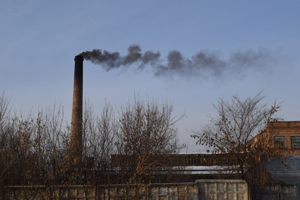 Большинство котельных не имеет очистного оборудования и темный дым из их невысоких труб оказывается на уровне квартир