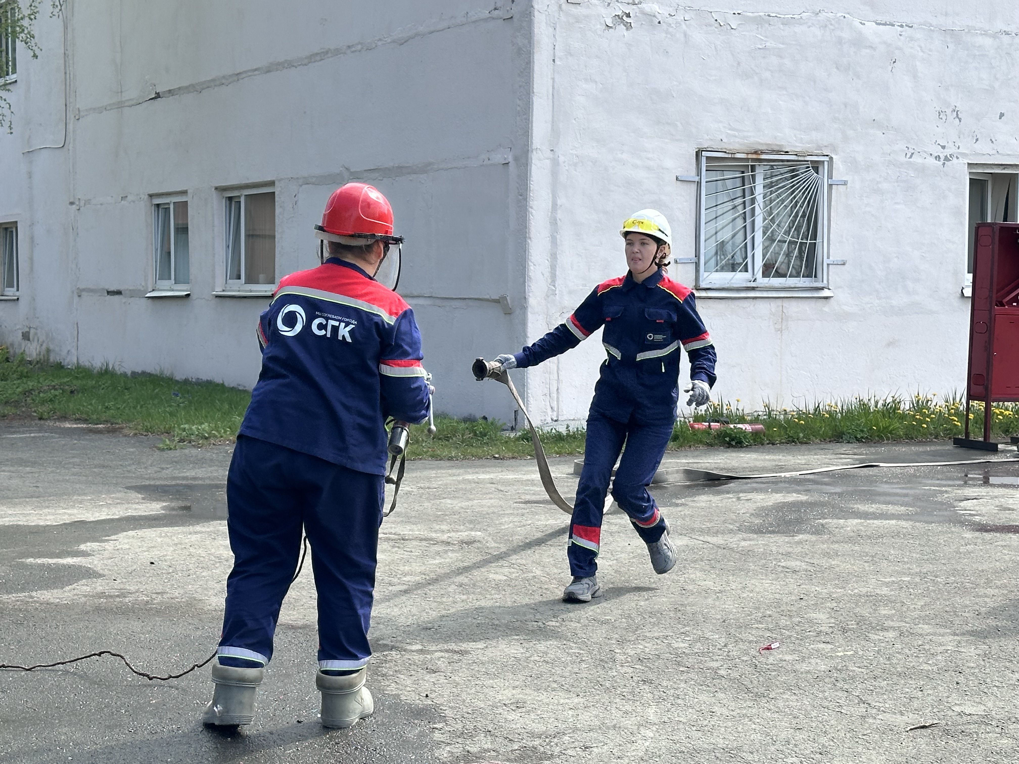 Огонь, вода и штрафные секунды: на Рефтинской ГРЭС прошли соревнования добровольных пожарных формирований