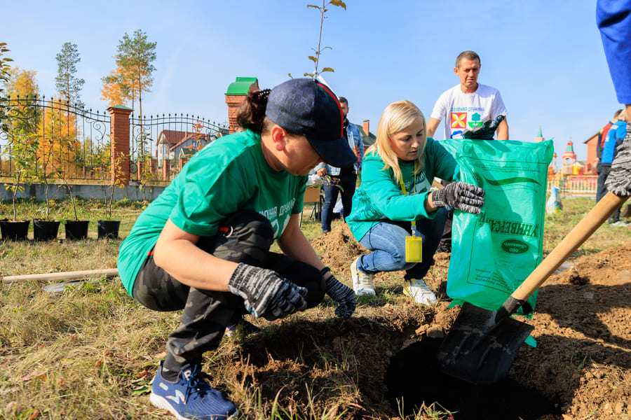 Осенняя пора: проект «Зеленая дружина СГК» впервые стартовал в посёлке Рефтинский