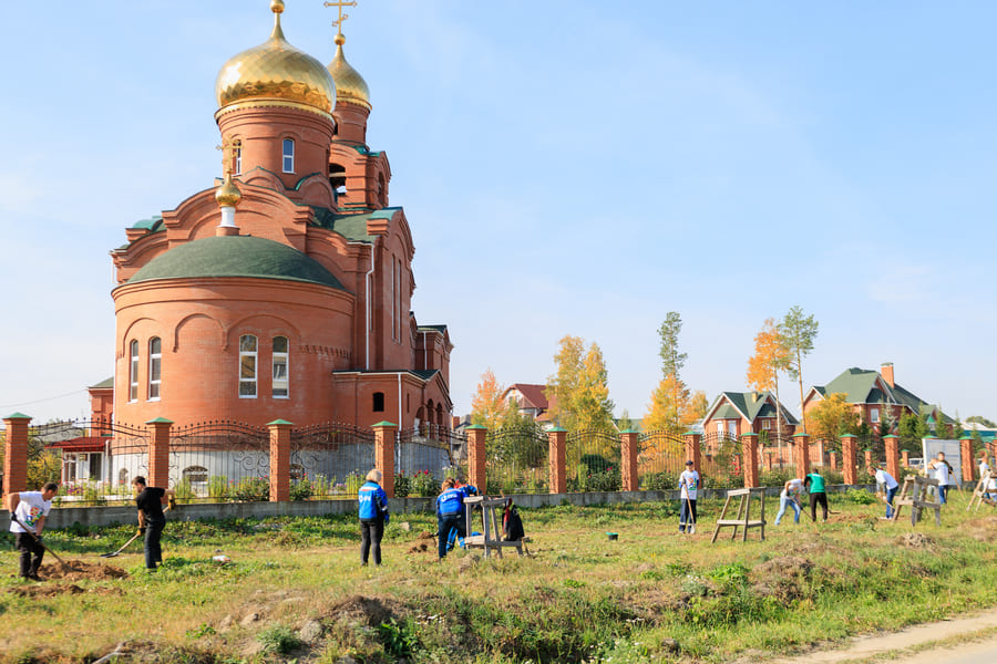 Осенняя пора: проект «Зеленая дружина СГК» впервые стартовал в посёлке Рефтинский