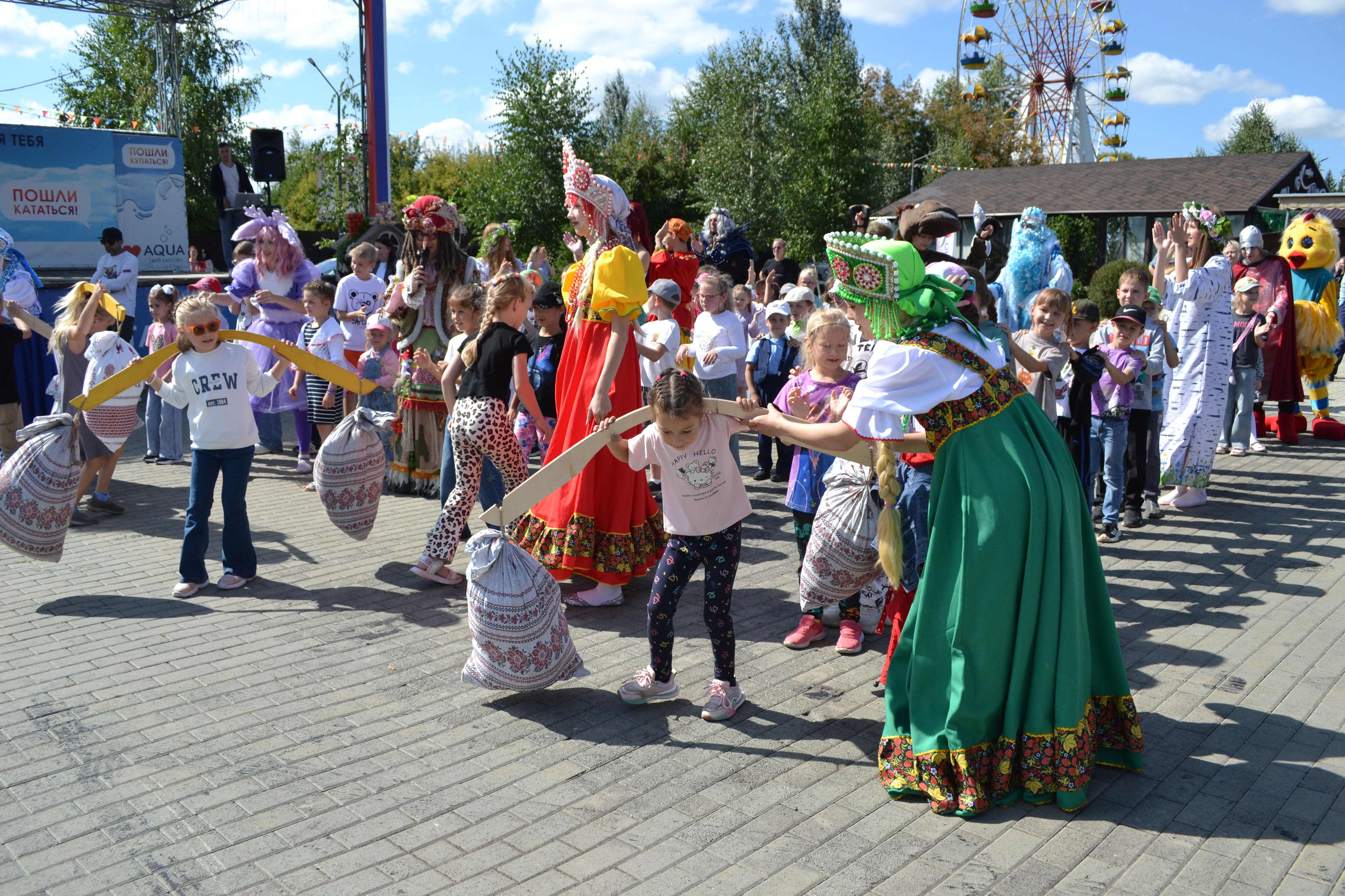 Будущие первоклассники побывали в сказке вместе с СГК и получили рюкзаки со школьными принадлежностями