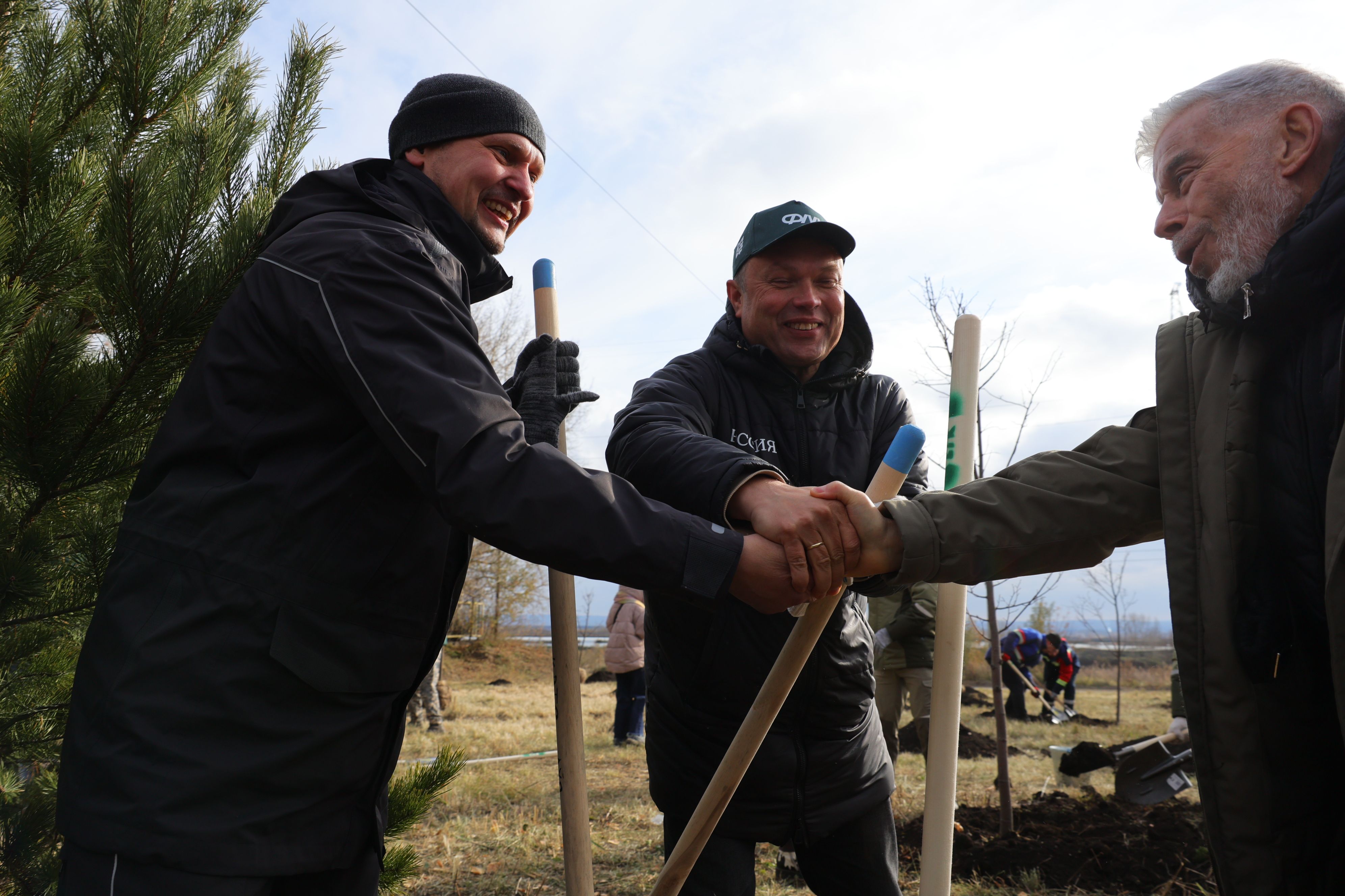 Финал осеннего Экомарафона СГК и Фонда Мельниченко: энергетики высадили аллею в честь пуска нового энергоблока на Красноярской ТЭЦ-3