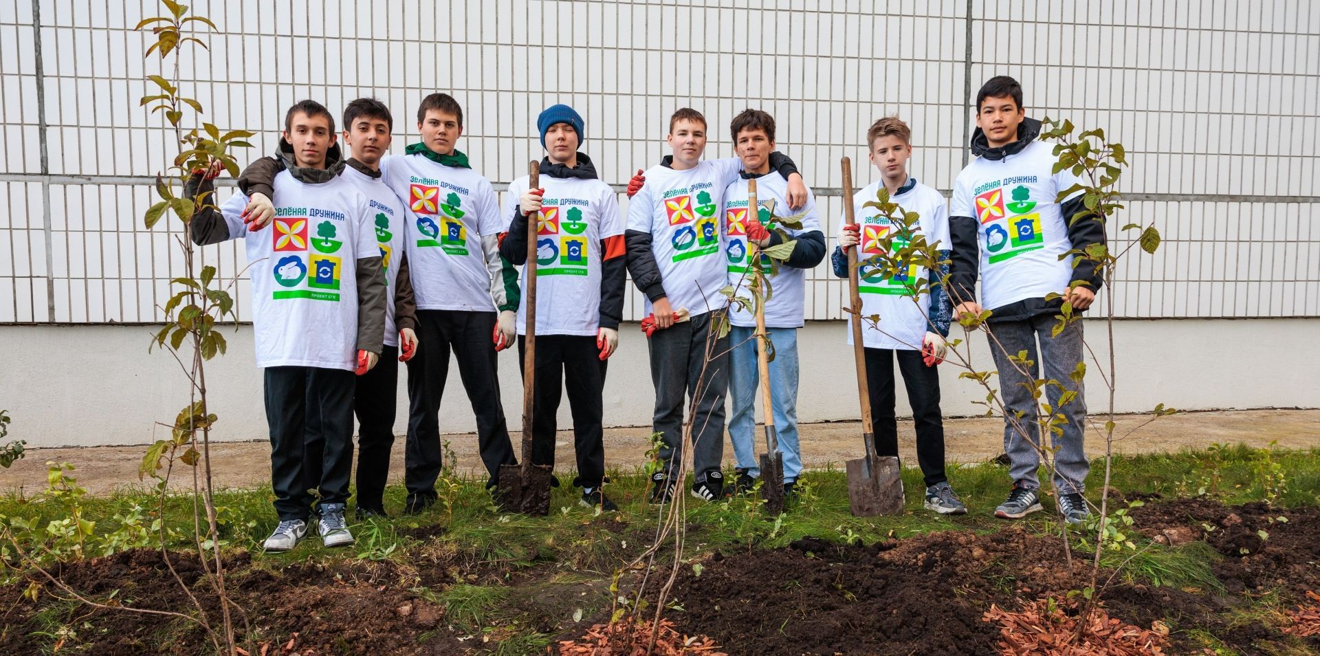 Сорок саженцев сирени украсили территорию школы в мкр. Солнечный в Красноярске