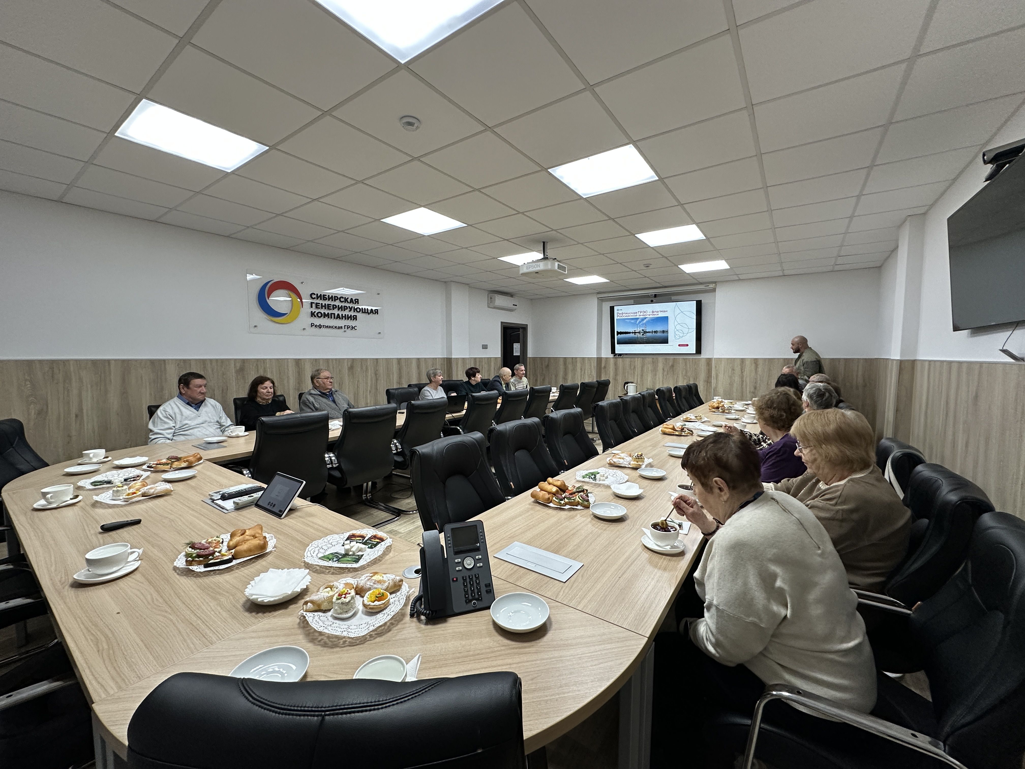 Теплый приём: директор Рефтинской ГРЭС встретился с ветеранами станции