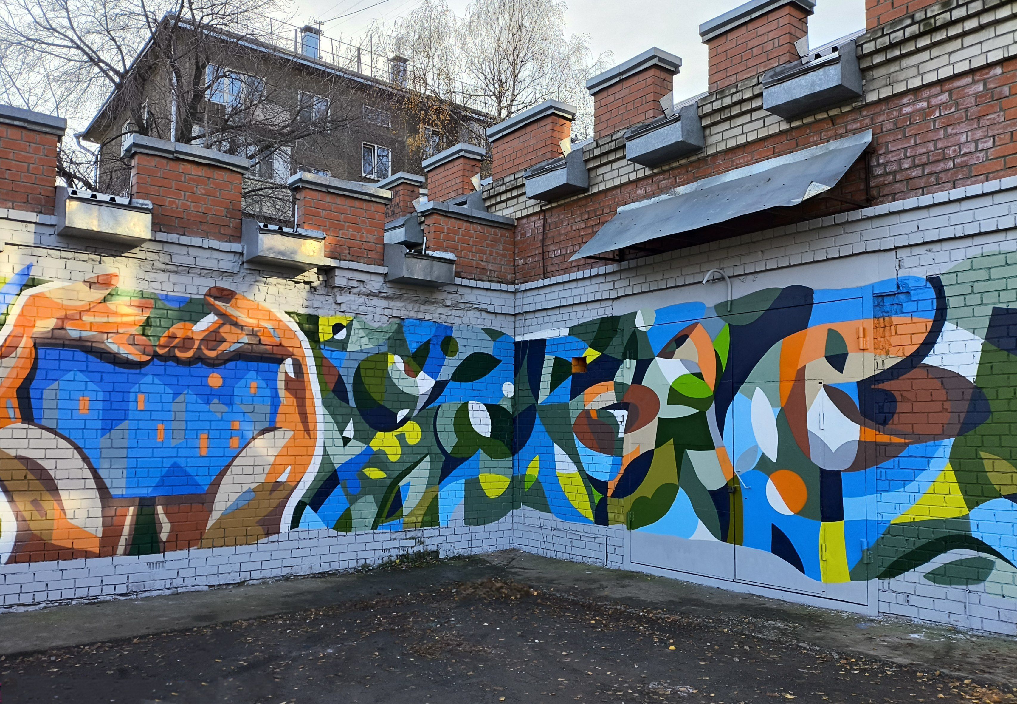 Добавив цвета: на ПНС в Барнауле появился пятиметровый мурал