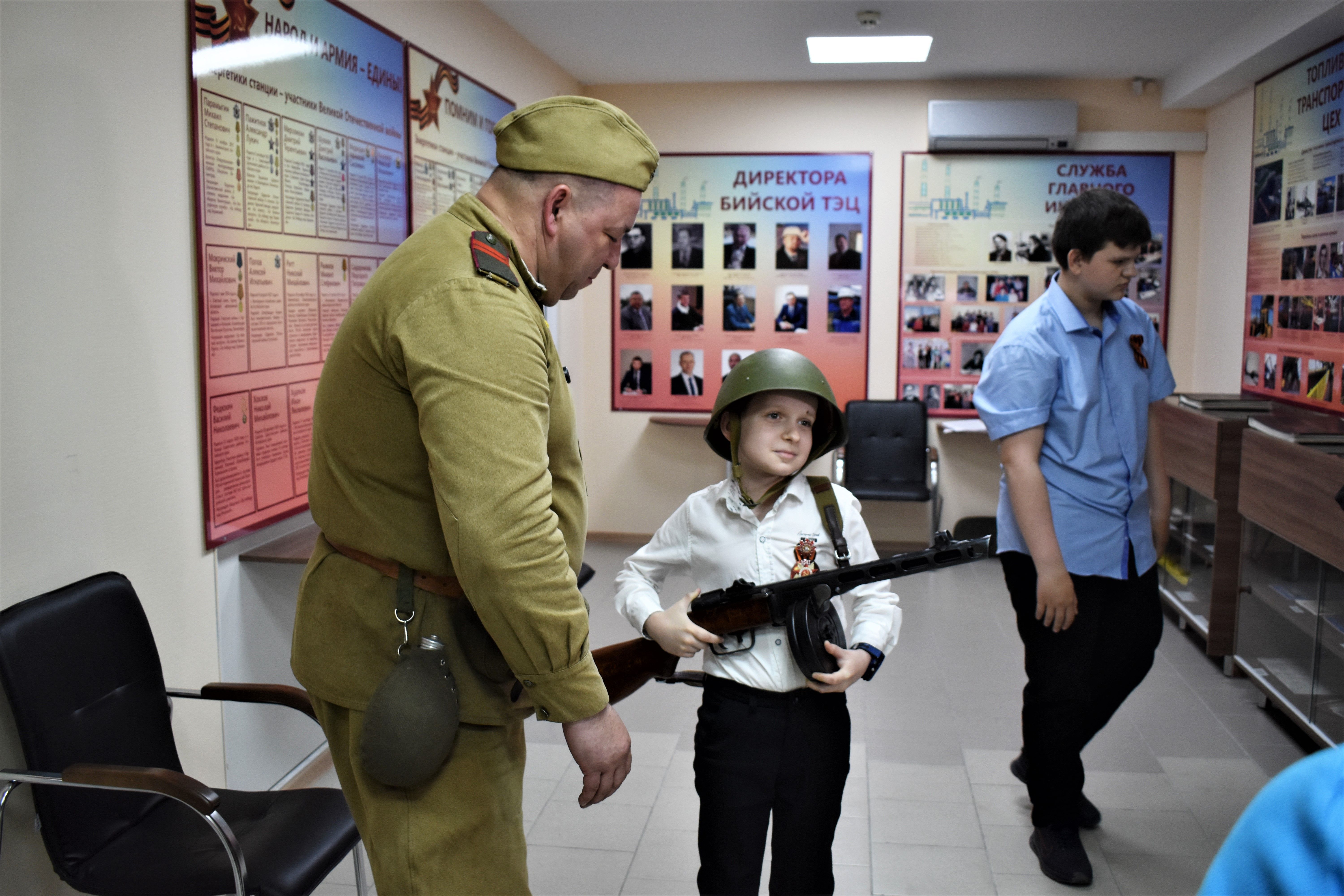 К 80-летию Победы в музее Бийской ТЭЦ провели праздничную экскурсию для сотрудников СГК и их детей 