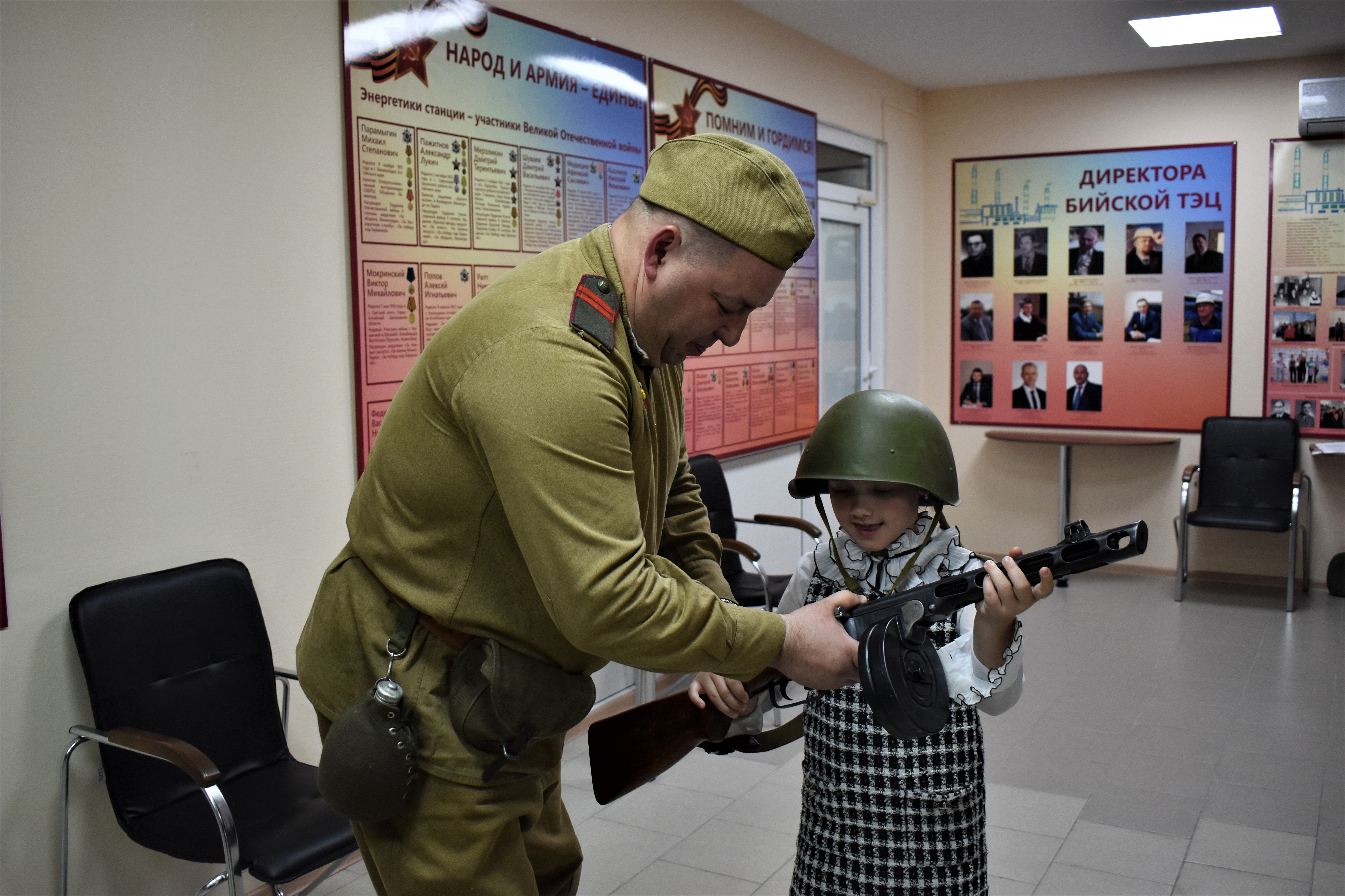К 80-летию Победы в музее Бийской ТЭЦ провели праздничную экскурсию для сотрудников СГК и их детей 