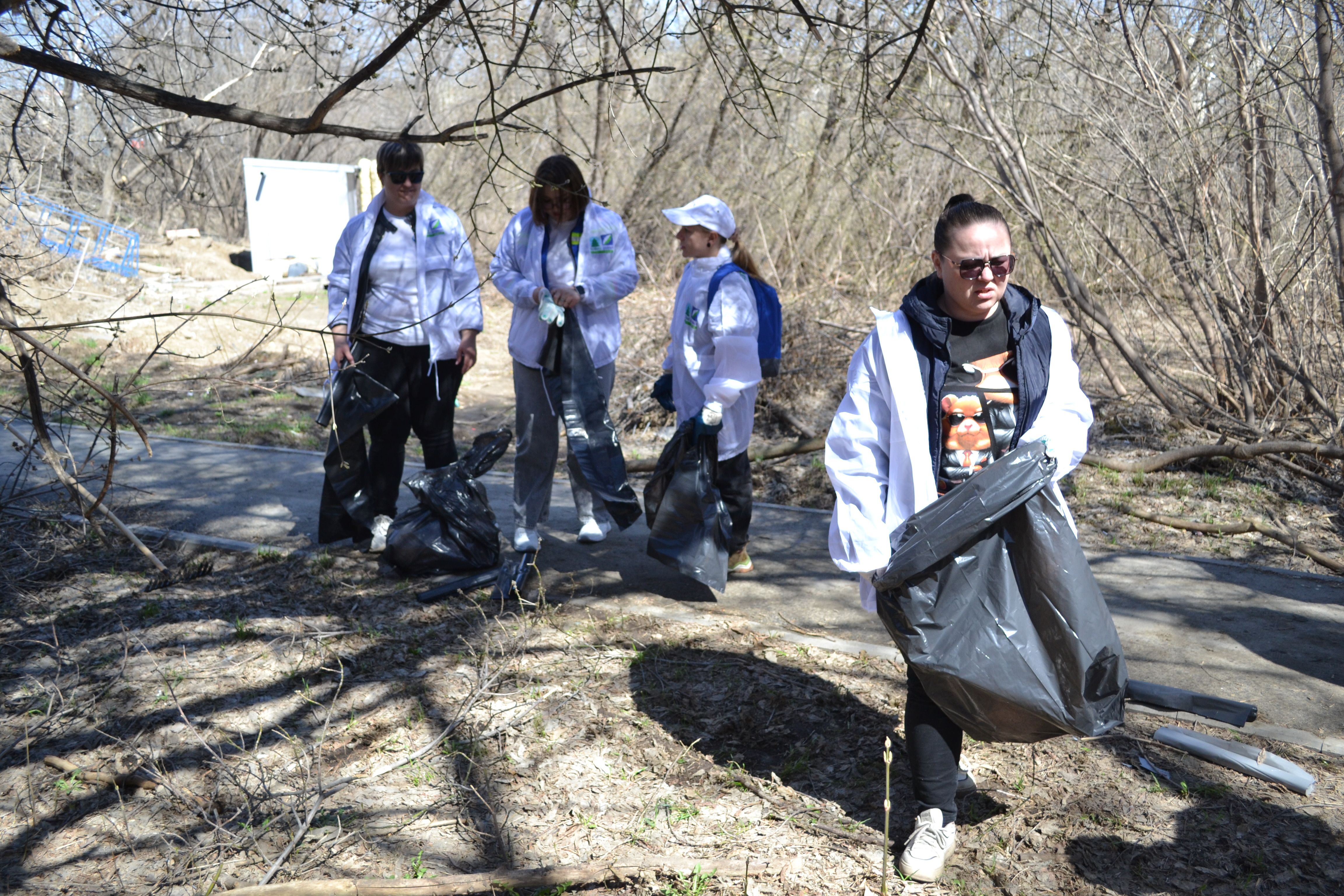 Представители Совета молодёжи алтайских предприятий СГК поучаствовали в экологической акции в парке «Юбилейный»