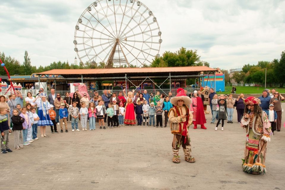 Будущих первоклассников «СГК-Алтай» проводили в школу с праздником и подарками